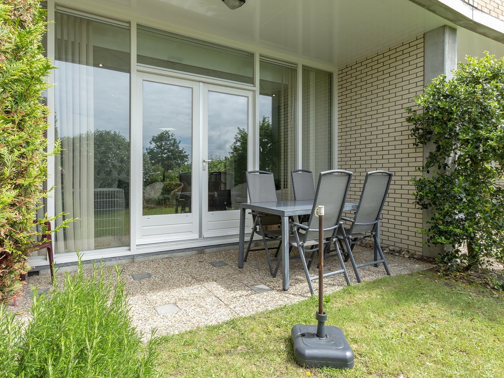 Het terras van Strandslag 115 in Julianadorp aan Zee