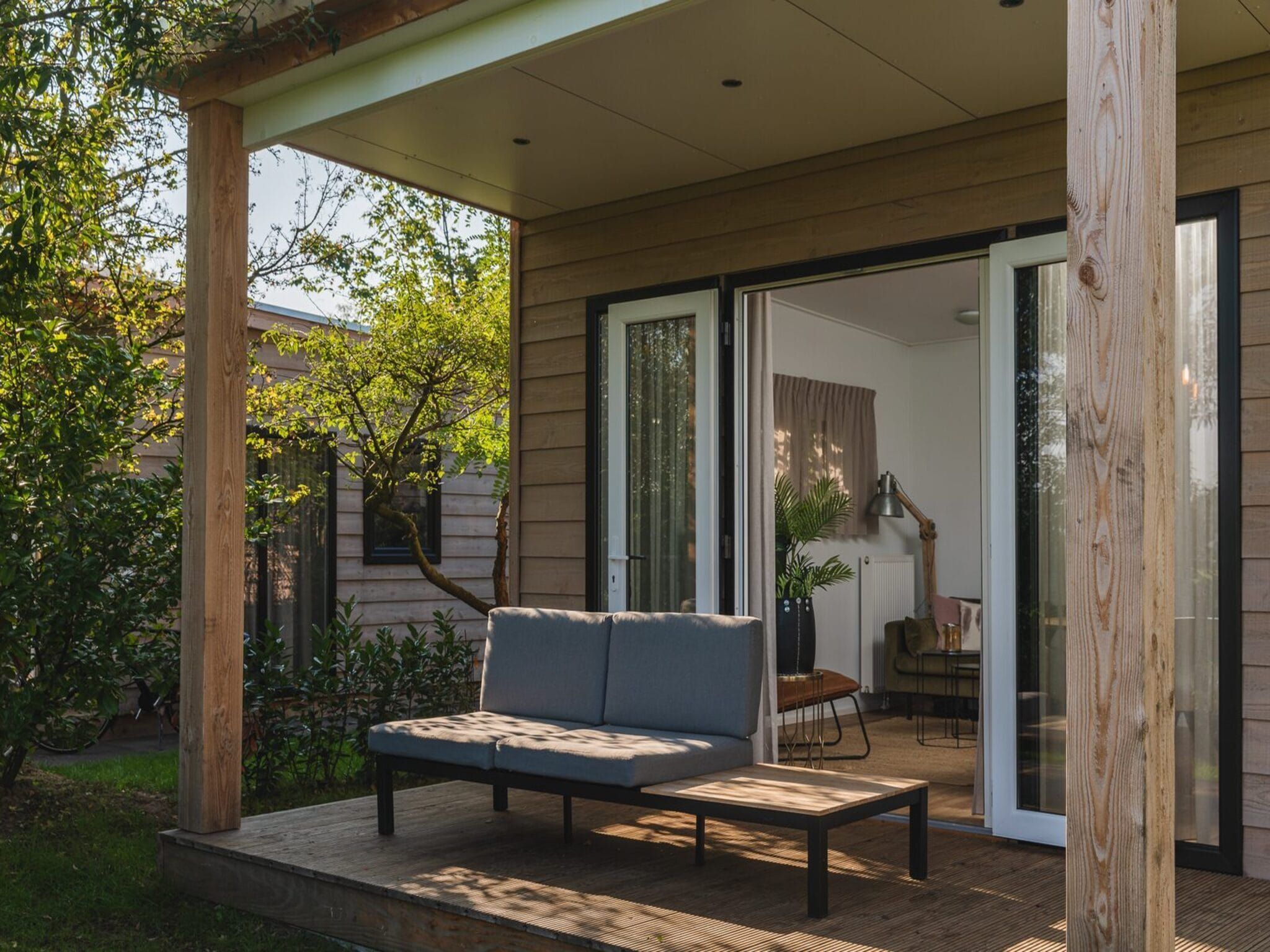 Het terras van Vakantiepark Mölke 25 in Zuna