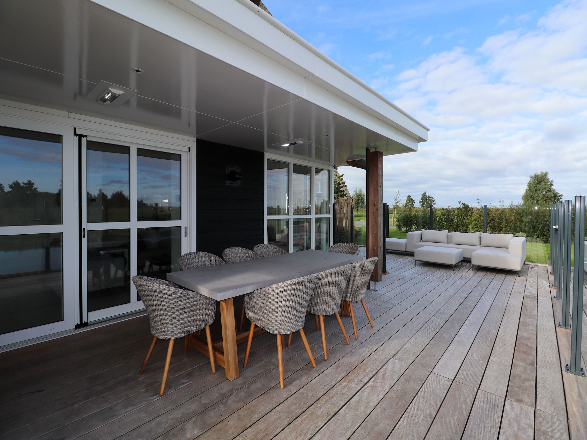 Het terras van Friese Meren Villa's 12 in Delfstrahuizen