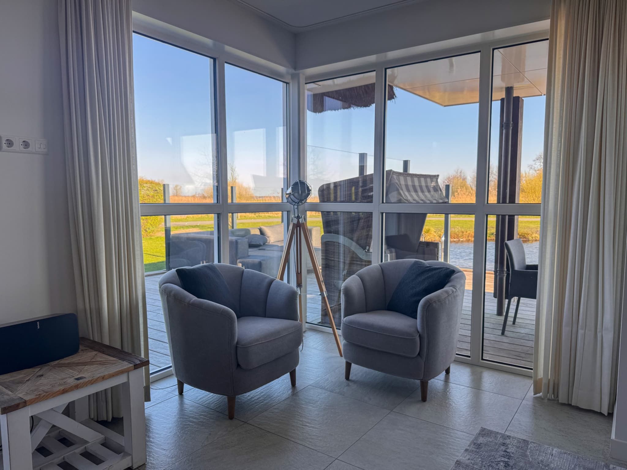 De woonkamer van Friese Meren Villa's 12 in Delfstrahuizen