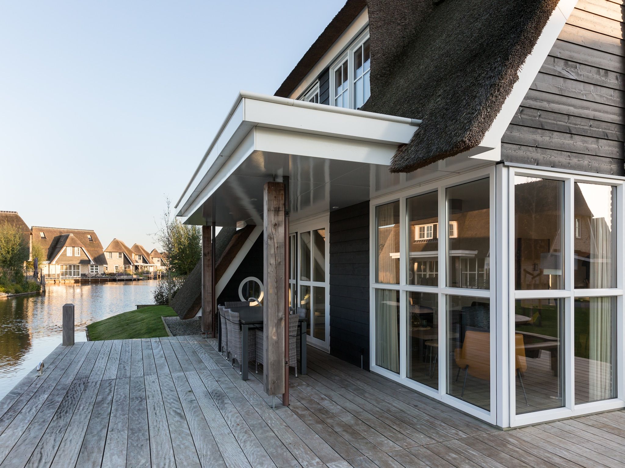 Het terras van Friese Meren Villa's 14 in Delfstrahuizen