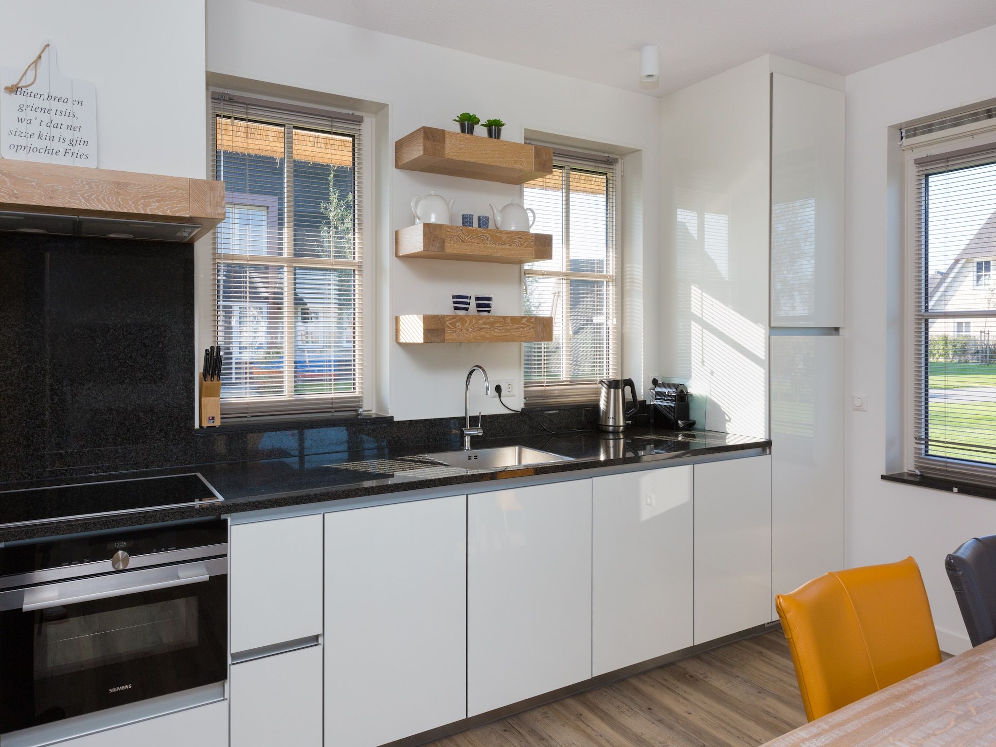 De keuken van Friese Meren Villa's 14 in Delfstrahuizen