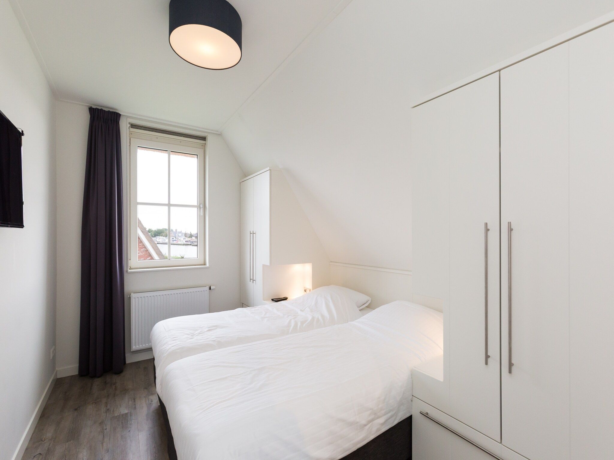 Een slaapkamer van Friese Meren Villa's 15 in Delfstrahuizen