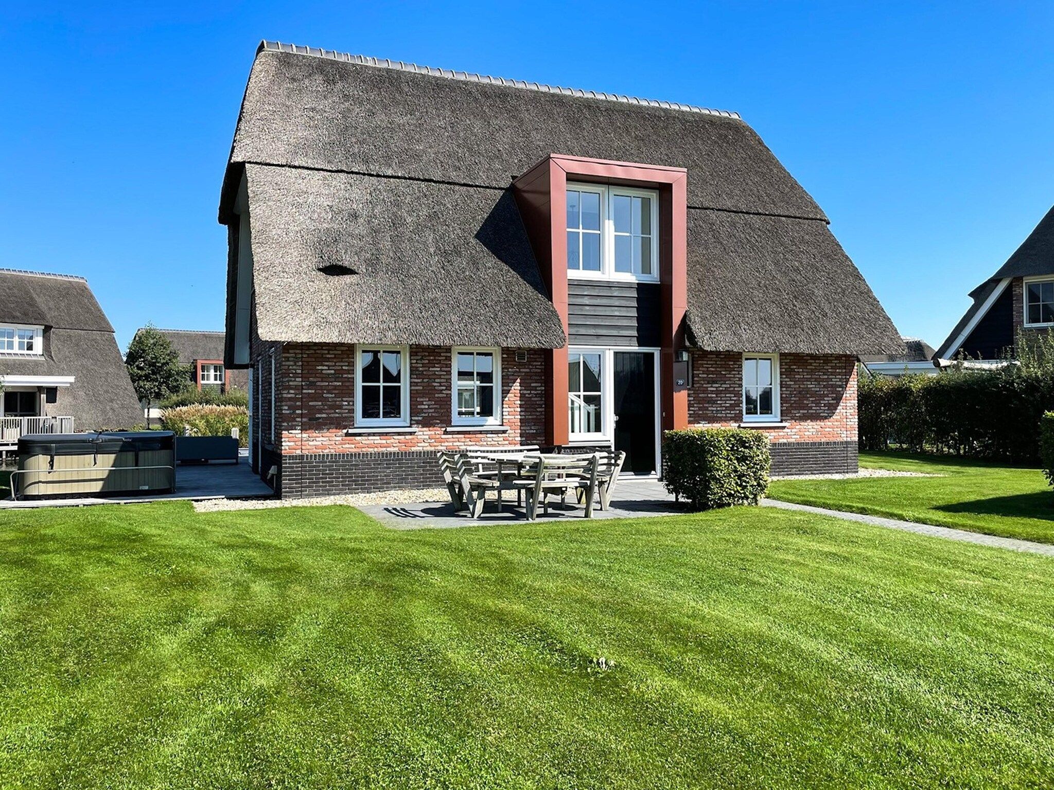 De buitenkant van Friese Meren Villa's 15 in Delfstrahuizen