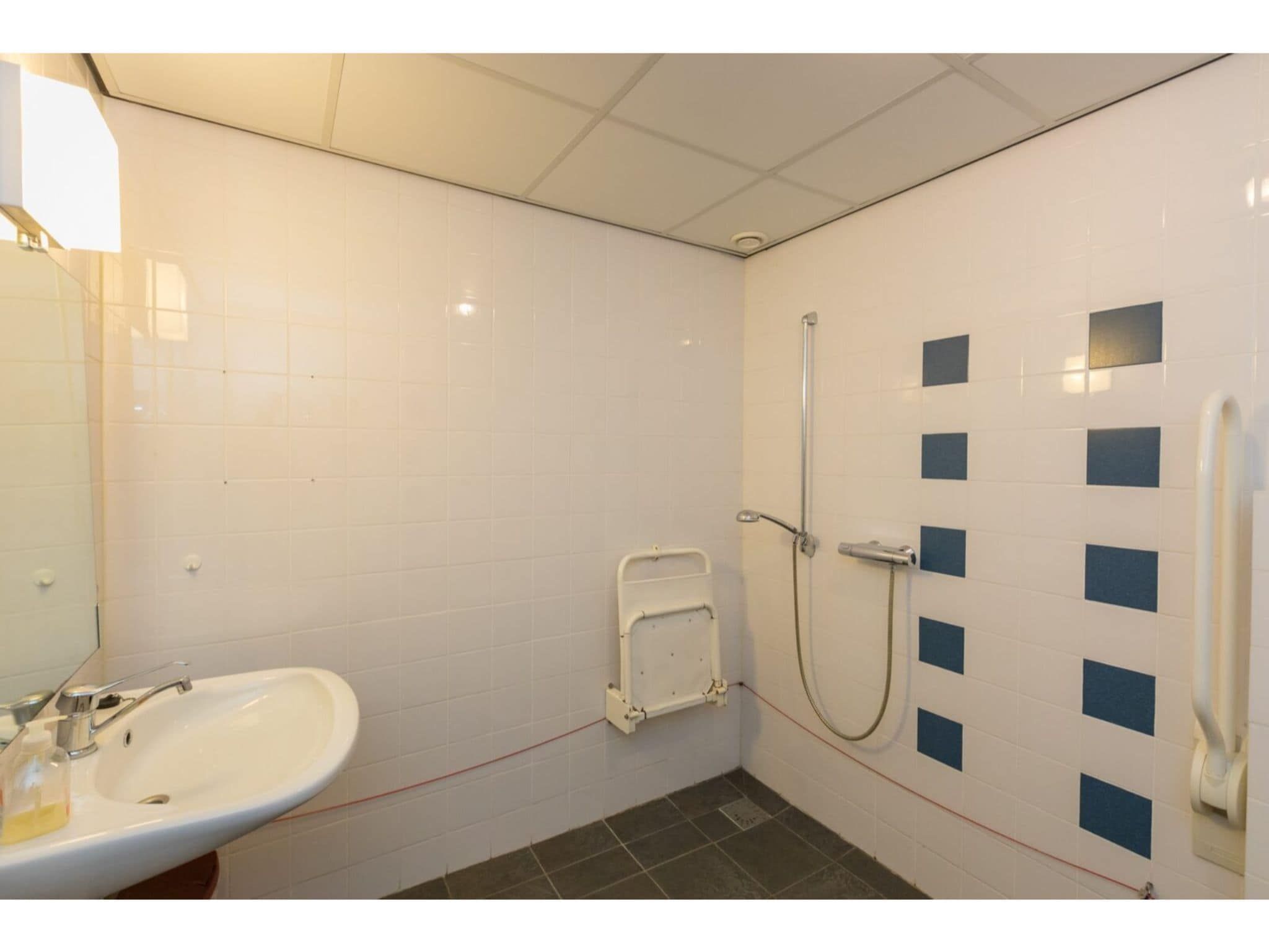 De badkamer van Zonnevylle Duinweg 135 in Zoutelande