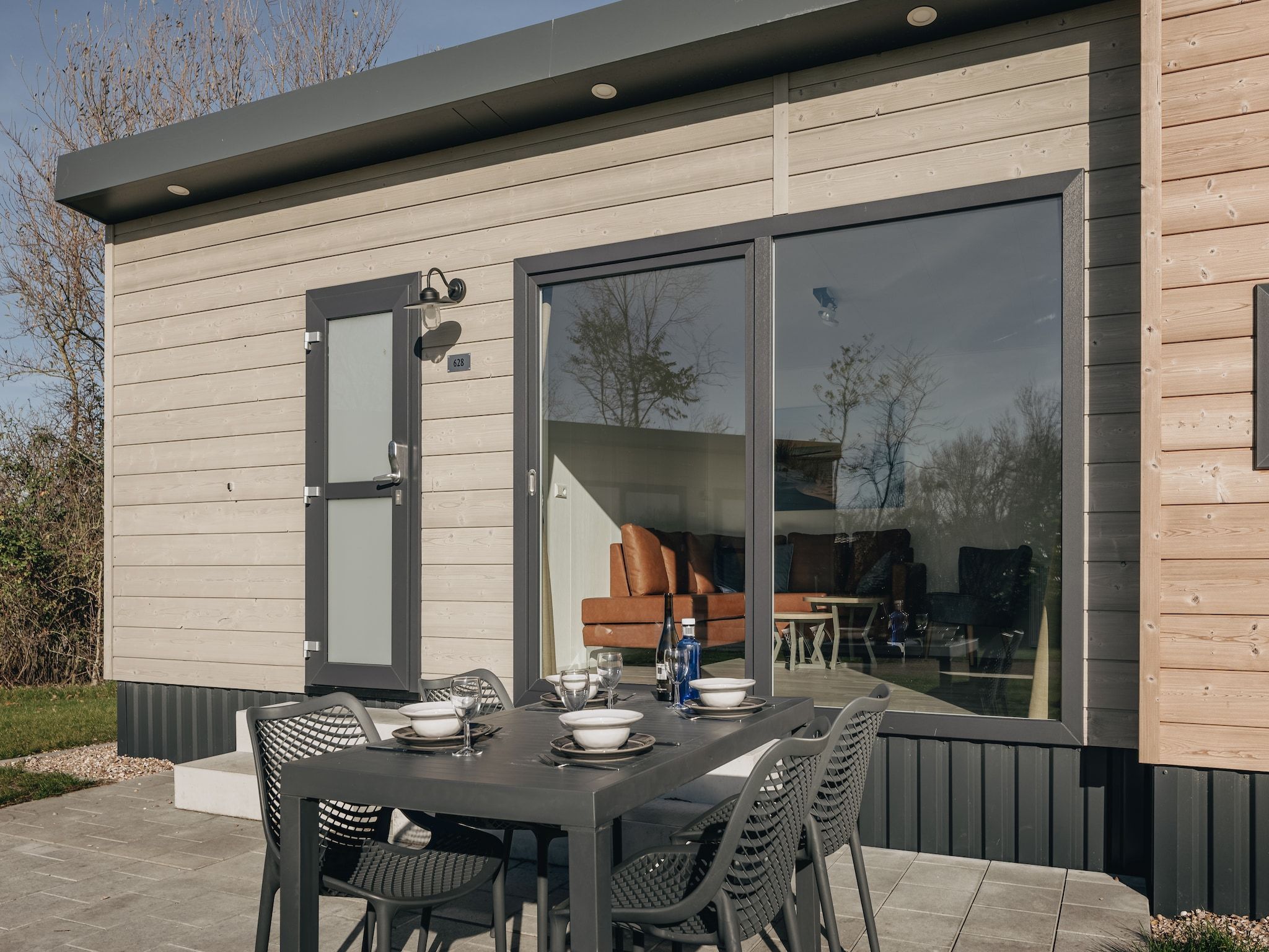 Het terras van Vakantiepark Hof Domburg 19 in Domburg