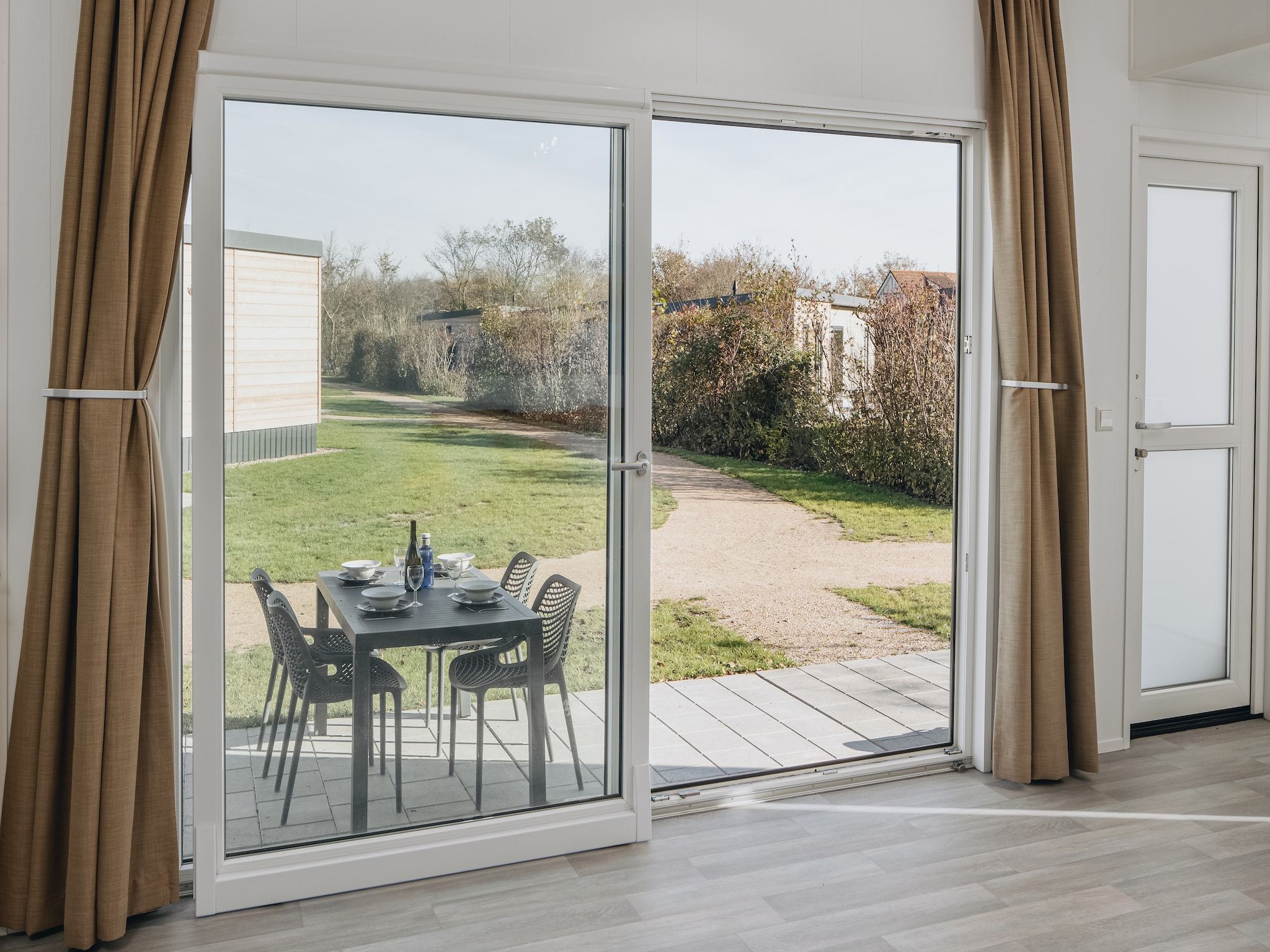 Het terras van Vakantiepark Hof Domburg 19 in Domburg