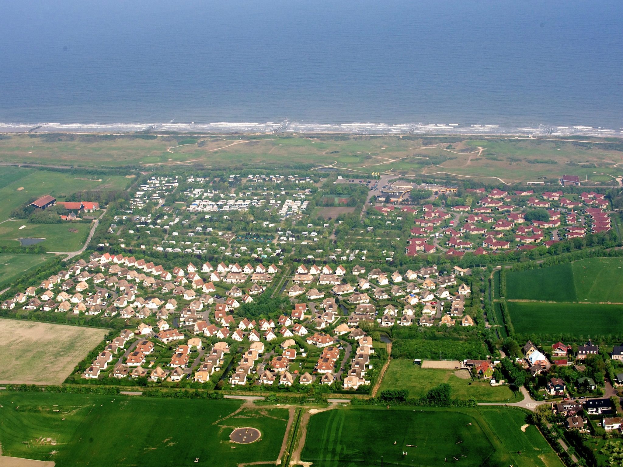De buitenkant van Vakantiepark Hof Domburg 22 in Domburg