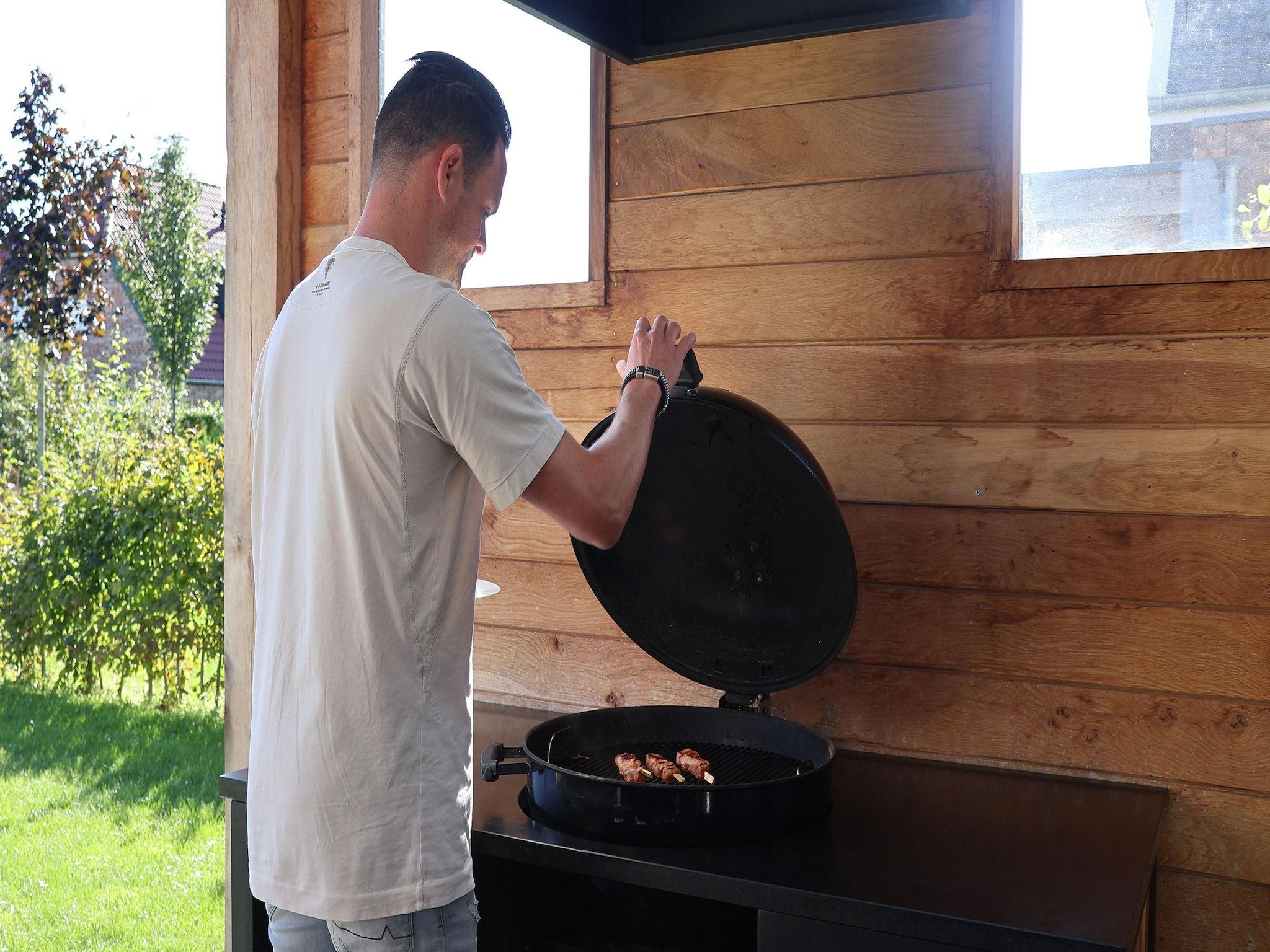 Het terras van Buitenhof De Leistert 29 in Roggel
