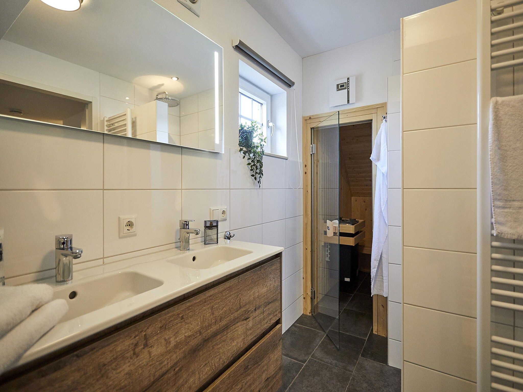 De badkamer van Buitenhof De Leistert 29 in Roggel