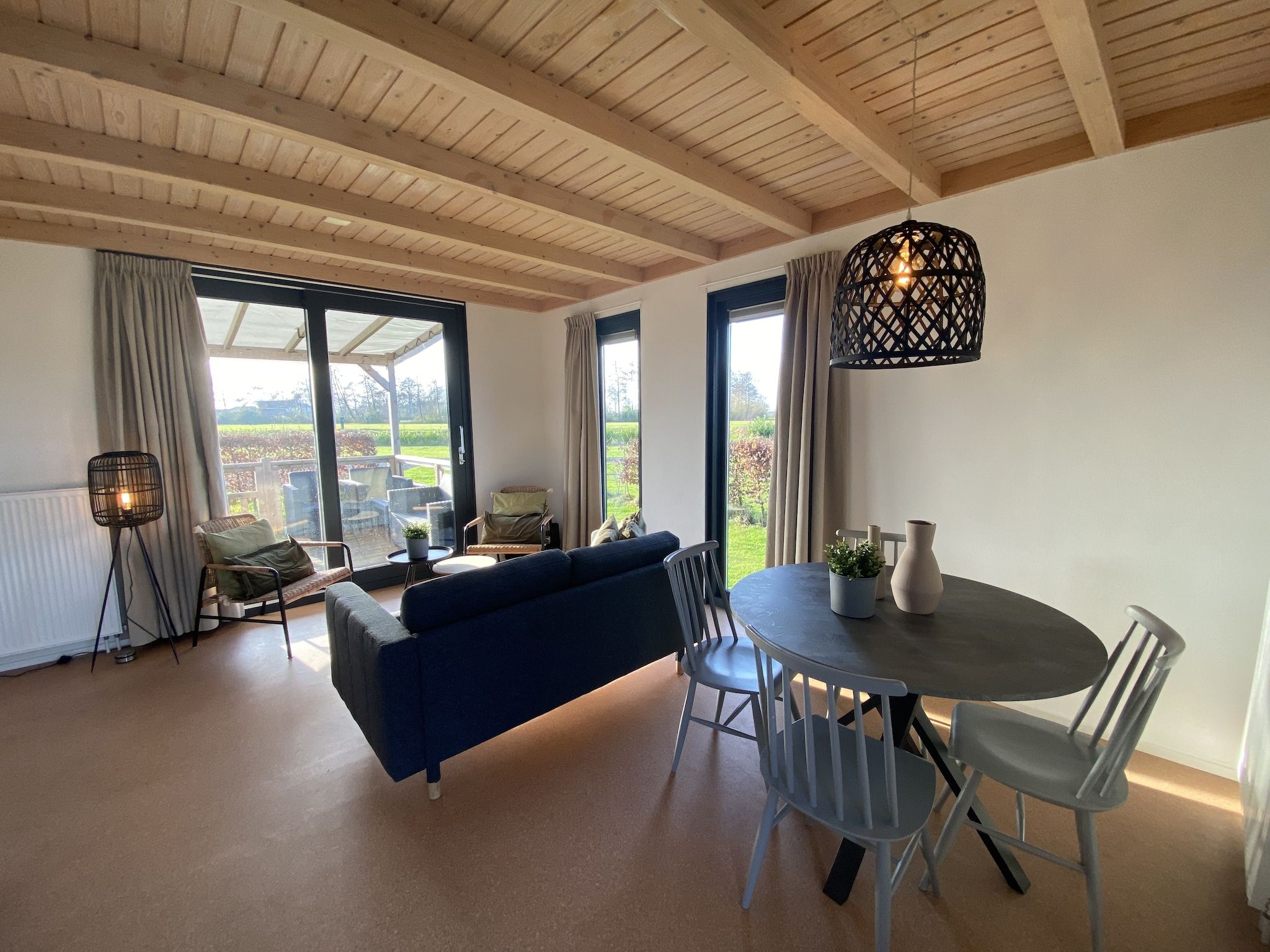 De woonkamer van Chalet Doutzen in De Veenhoop