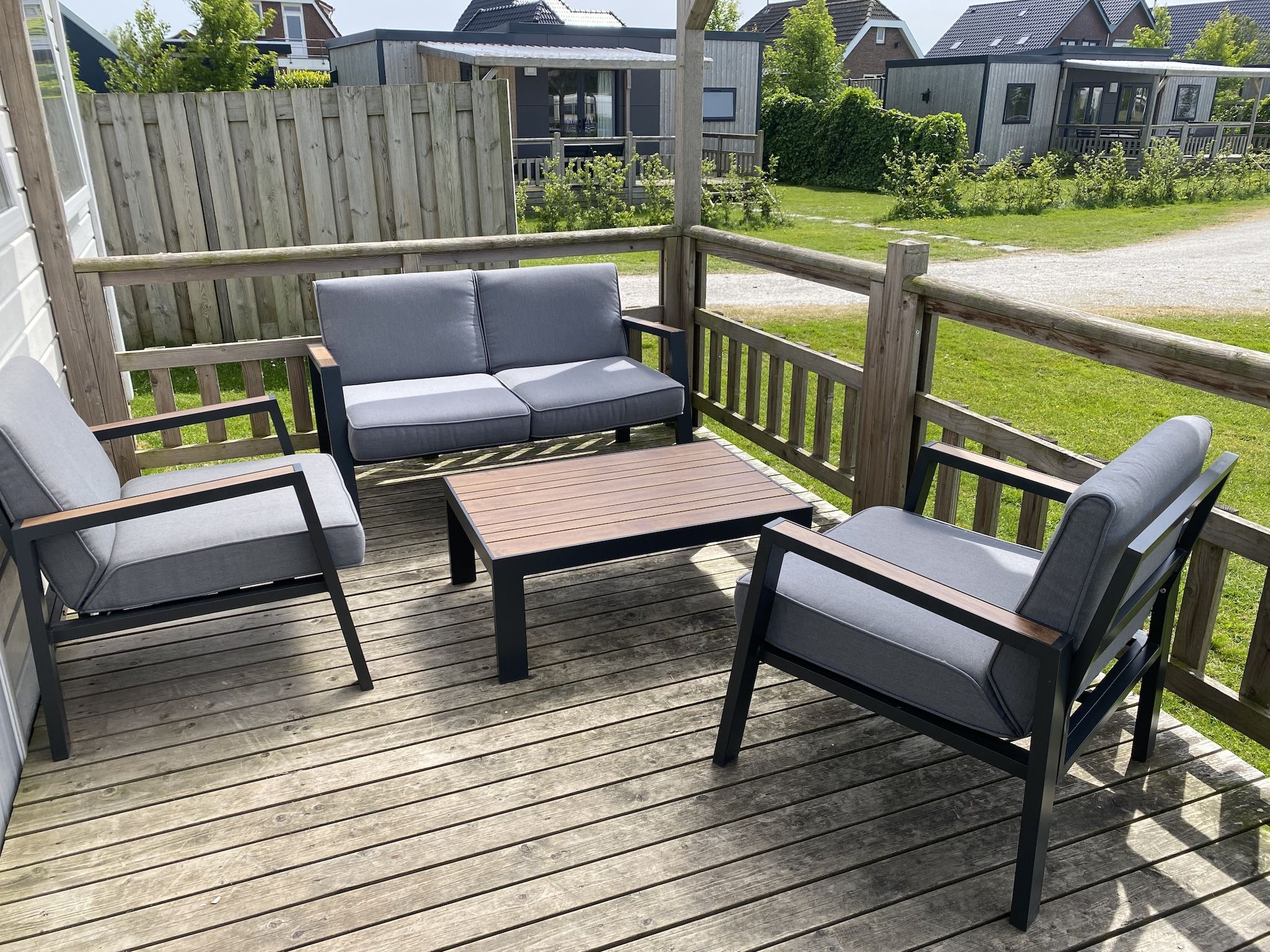 Het terras van Chalet Grytsje in De Veenhoop