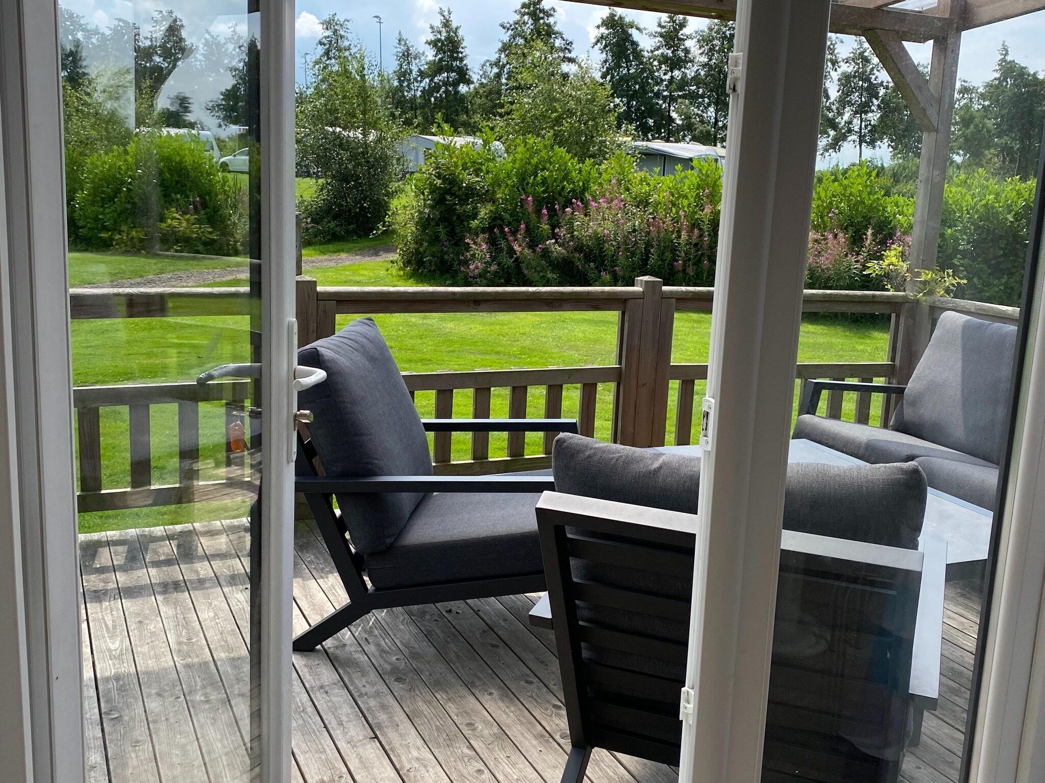 Het terras van Chalet Eke in De Veenhoop