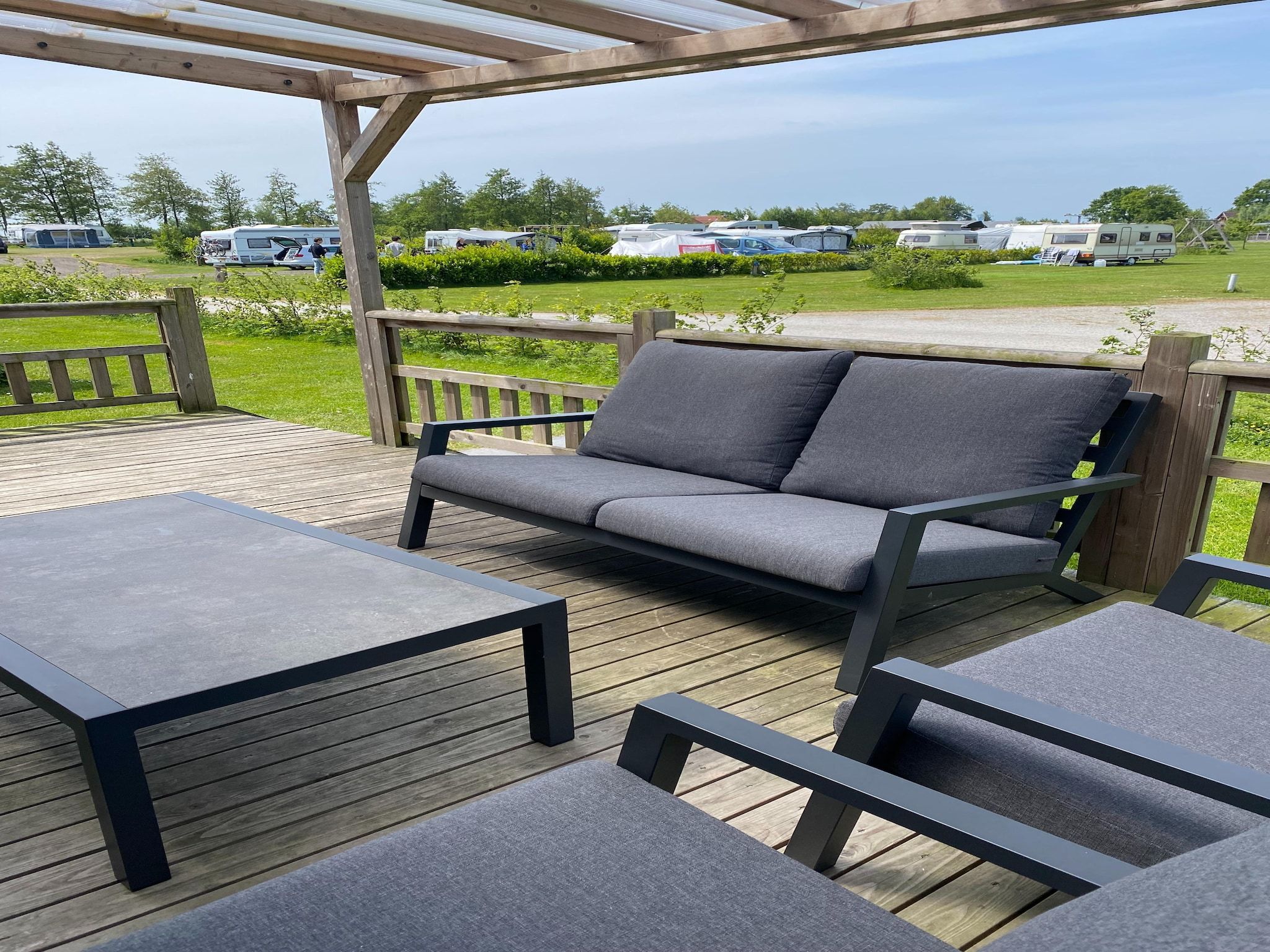 Het terras van Chalet Klaske in De Veenhoop