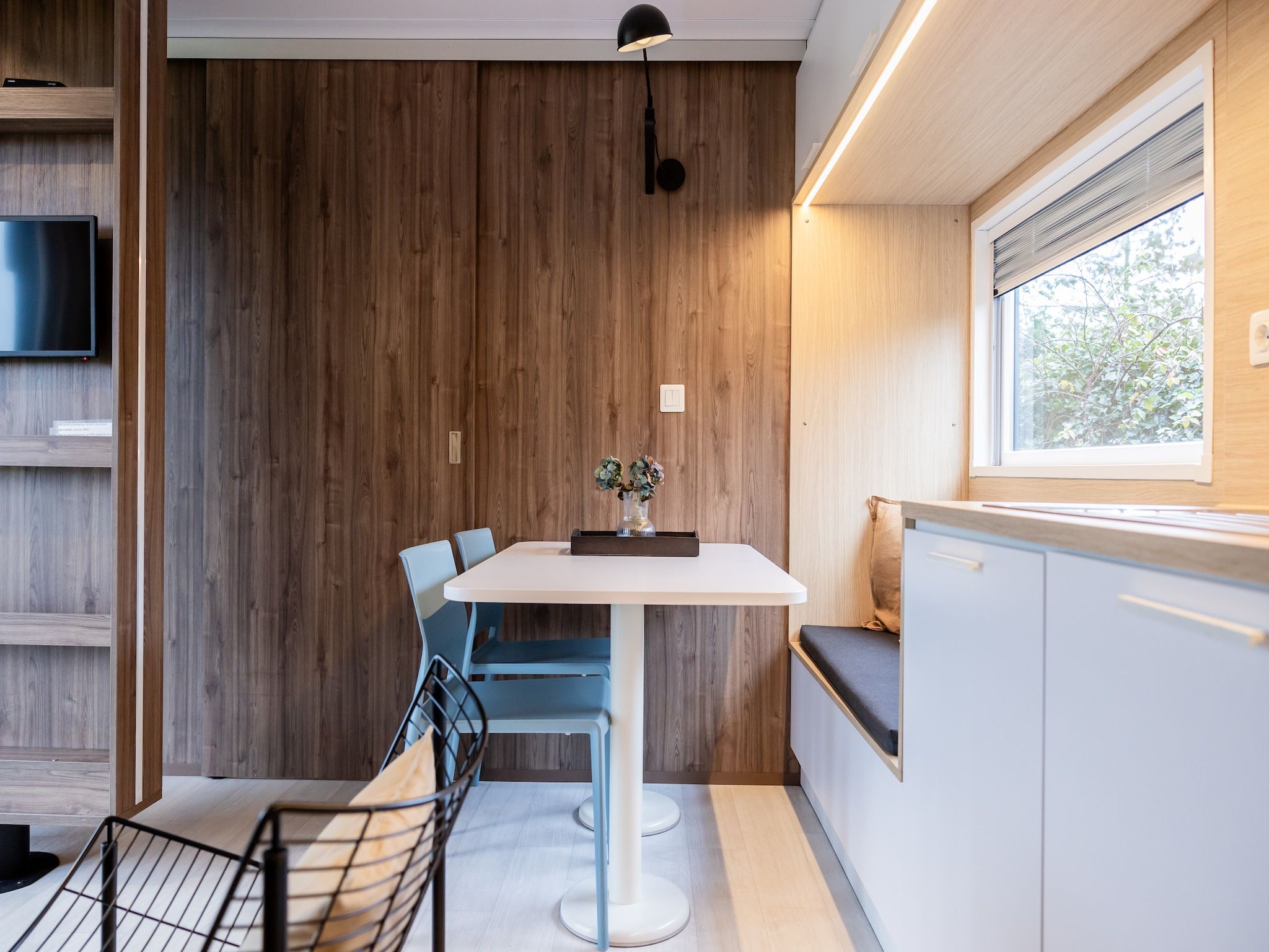 De eetkamer van Chalet Klaske in De Veenhoop