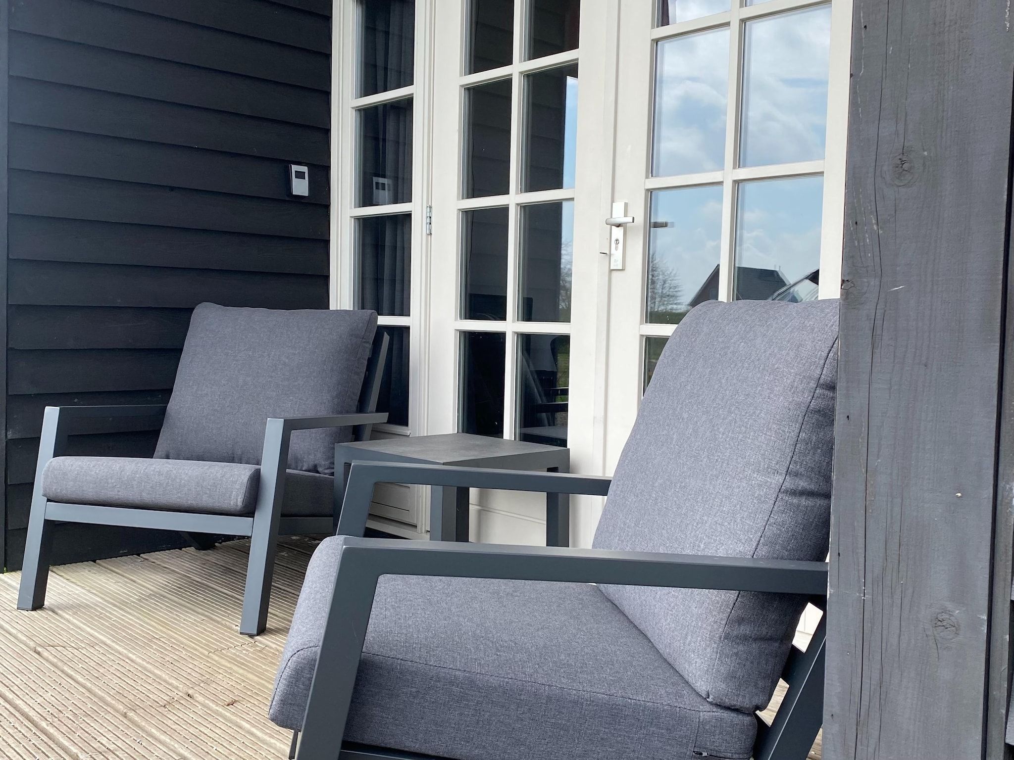 Het terras van Chalet Famke in De Veenhoop