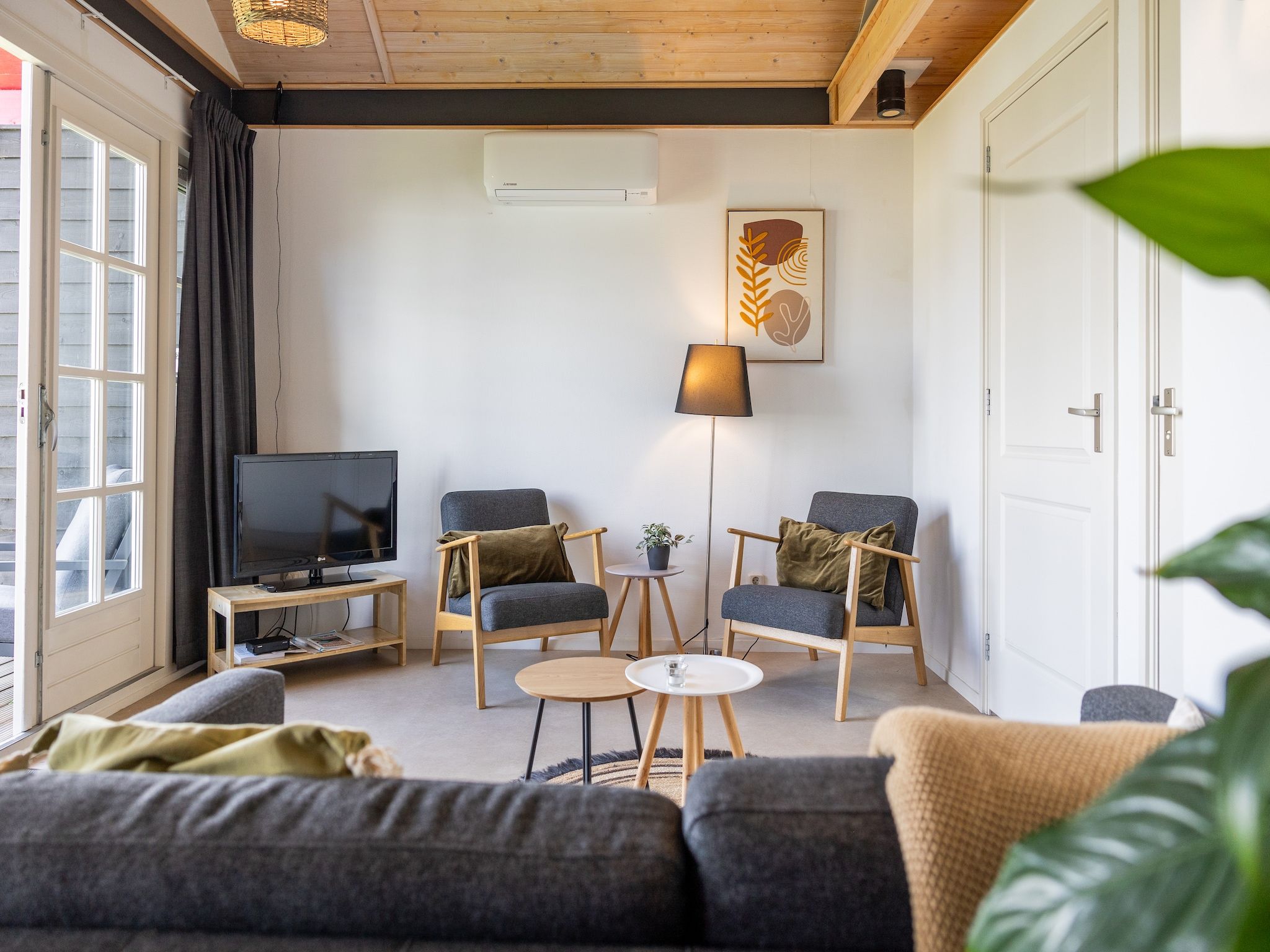 De woonkamer van Chalet Famke in De Veenhoop