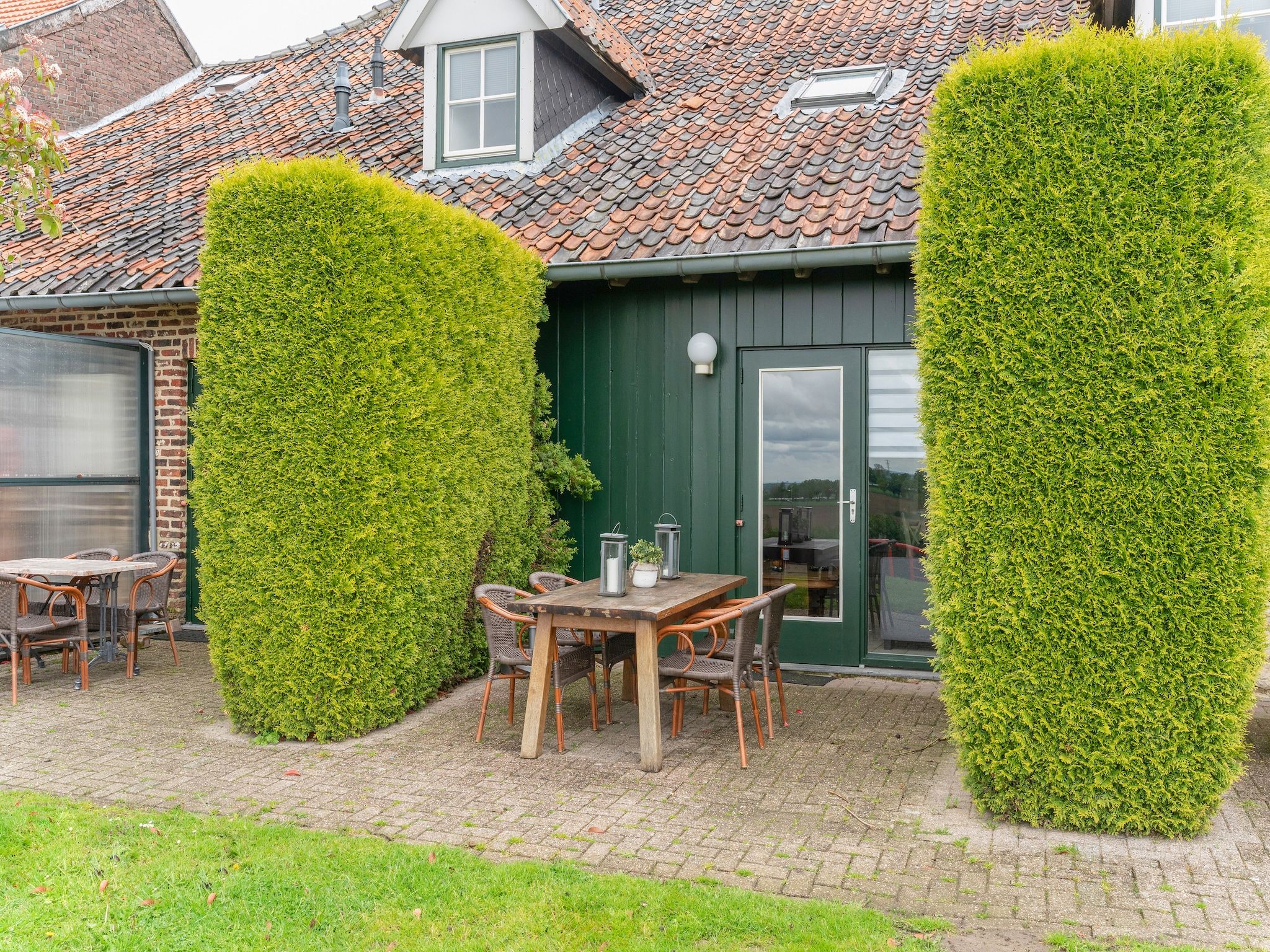 Het terras van Valleyview Cottages - NR14 in Voerendaal