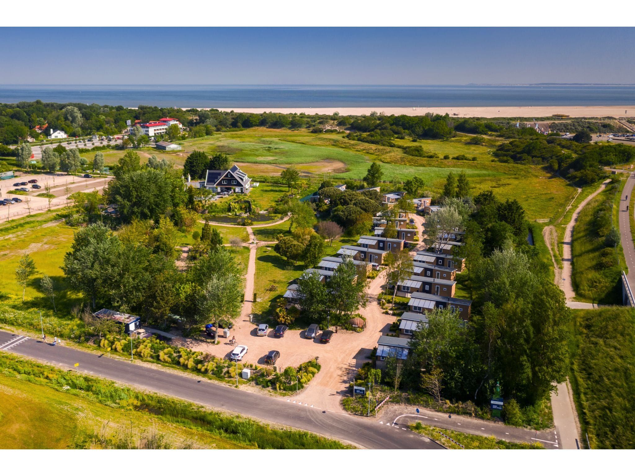 De buitenkant van Fort den Haak - Chalet 1 tm 15  hond in Vrouwenpolder