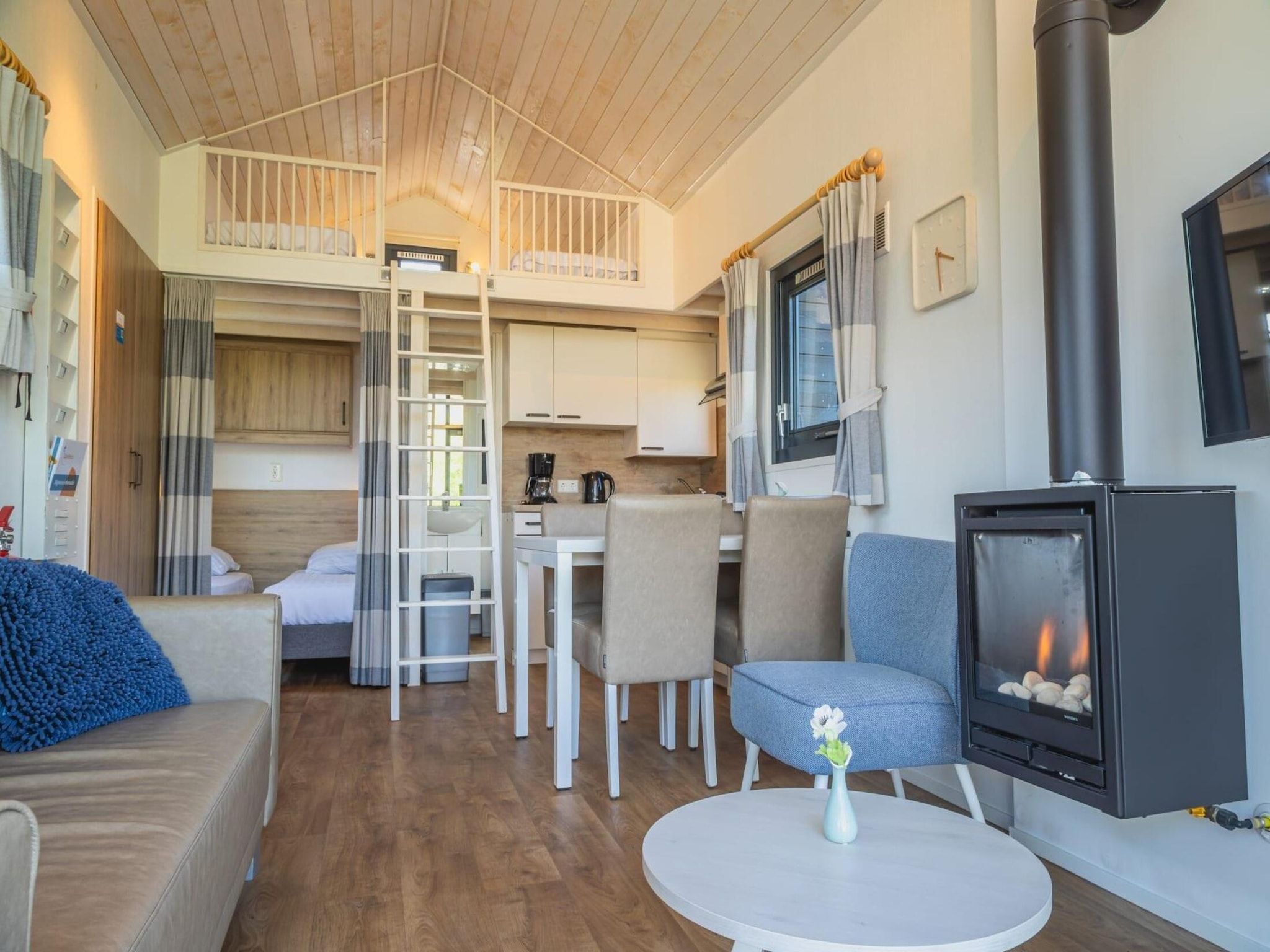 De woonkamer van Tiny Lodge  4 personen in West-Graftdijk