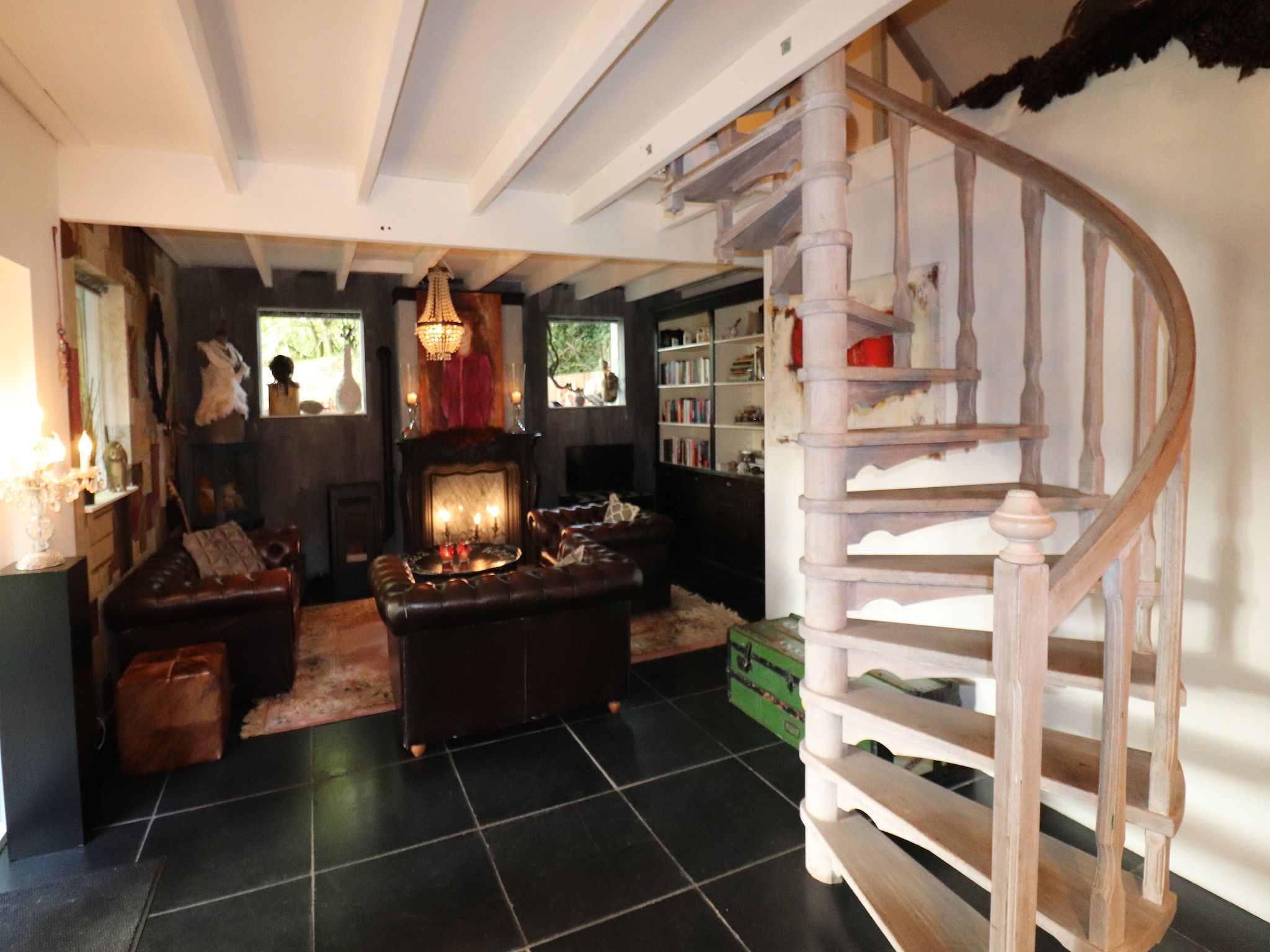 De woonkamer van Vakantiehuis 'Het Atelier' in Sleen