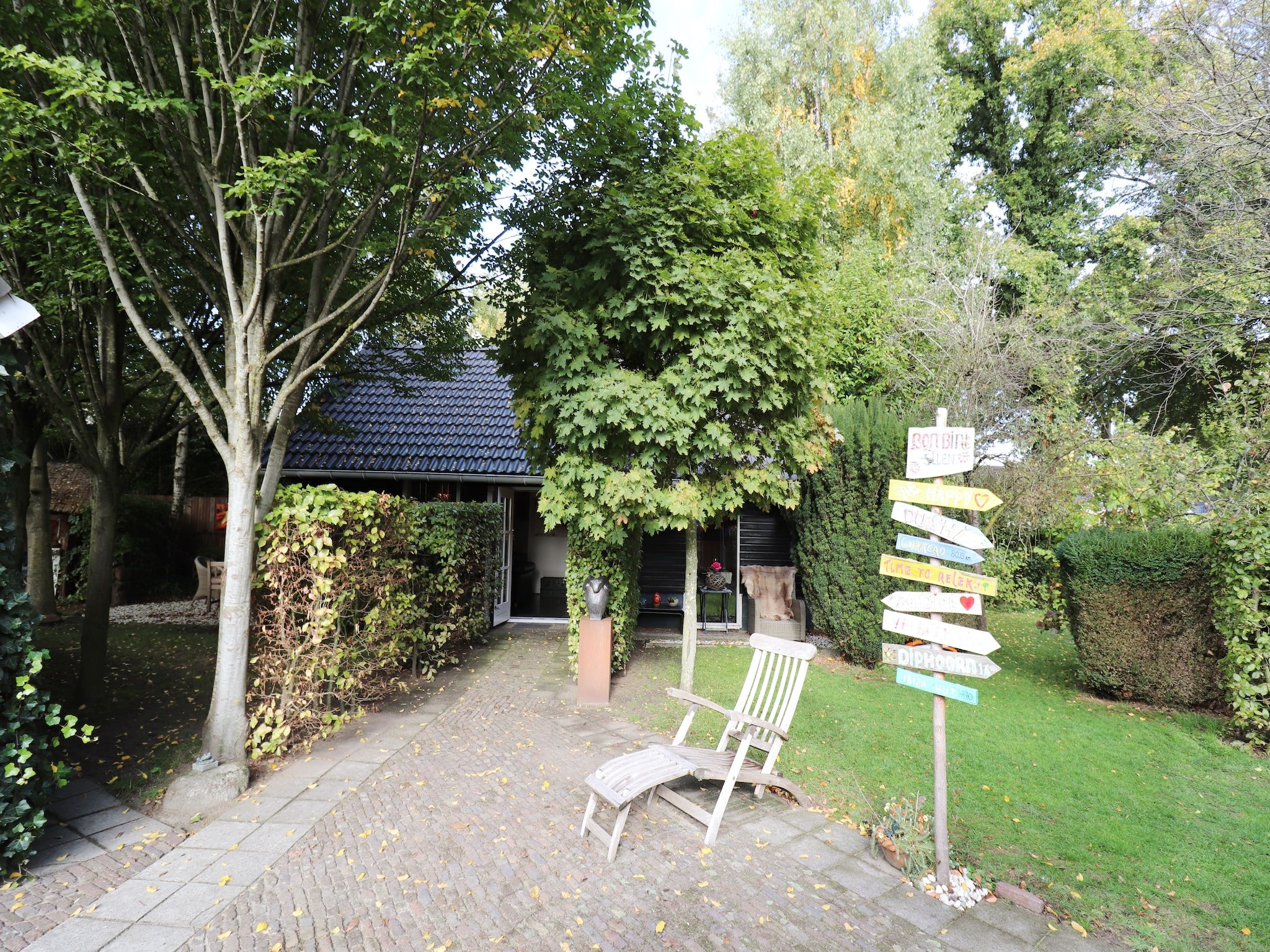 De tuin van Vakantiehuis 'Het Atelier' in Sleen