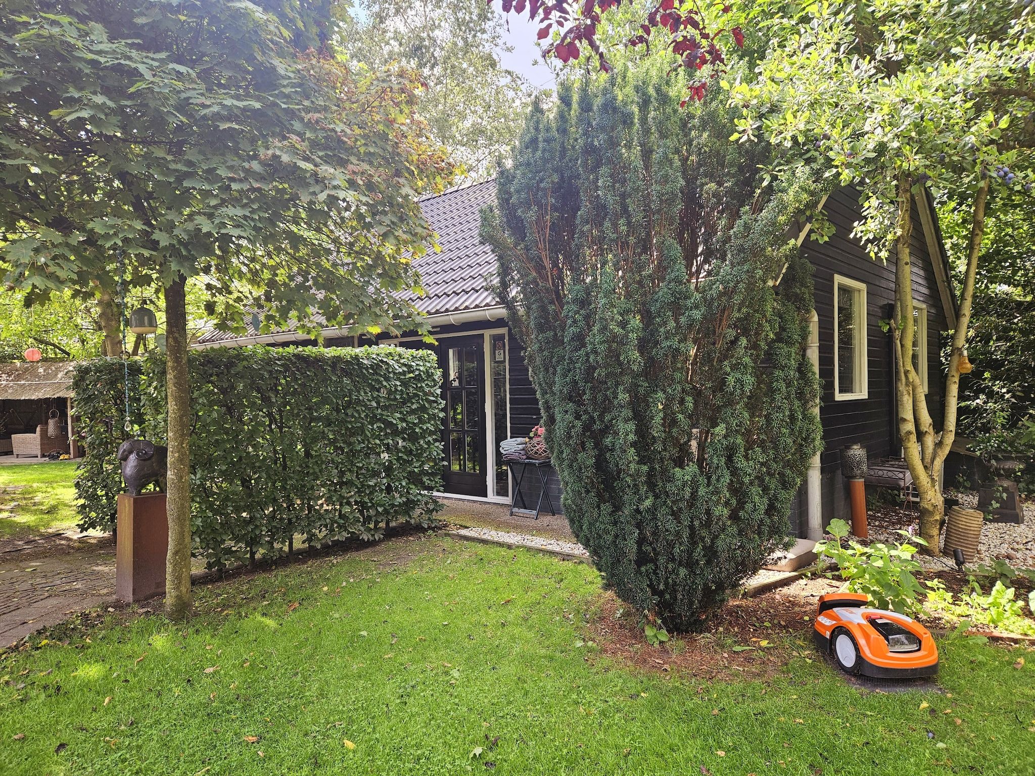 De tuin van Vakantiehuis 'Het Atelier' in Sleen