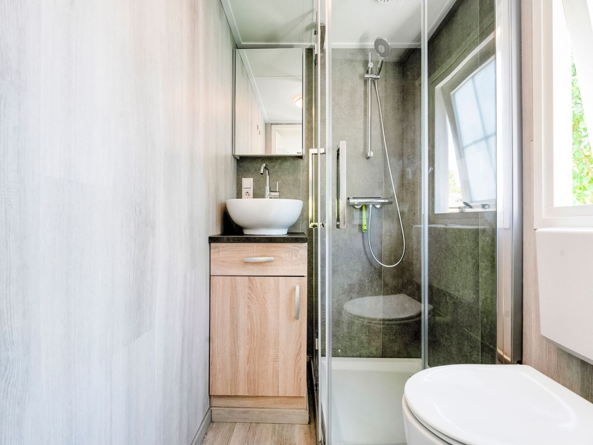 De badkamer van Huisje 84 in Stegeren