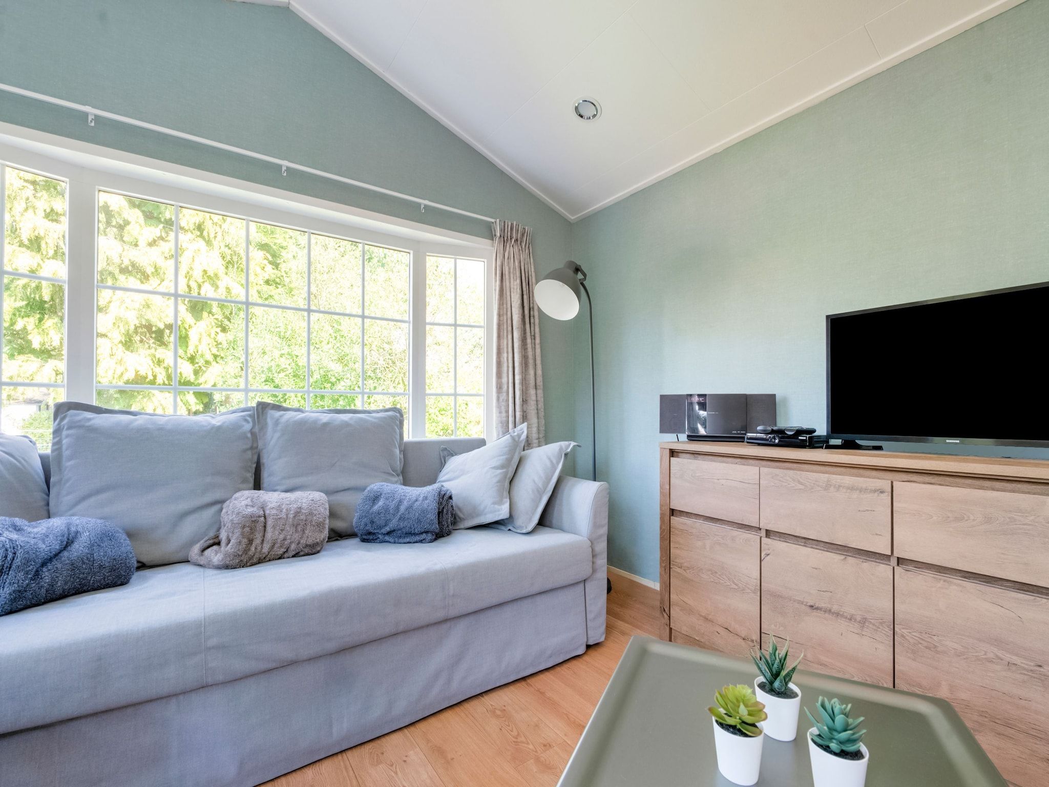 De woonkamer van Huisje 84 in Stegeren