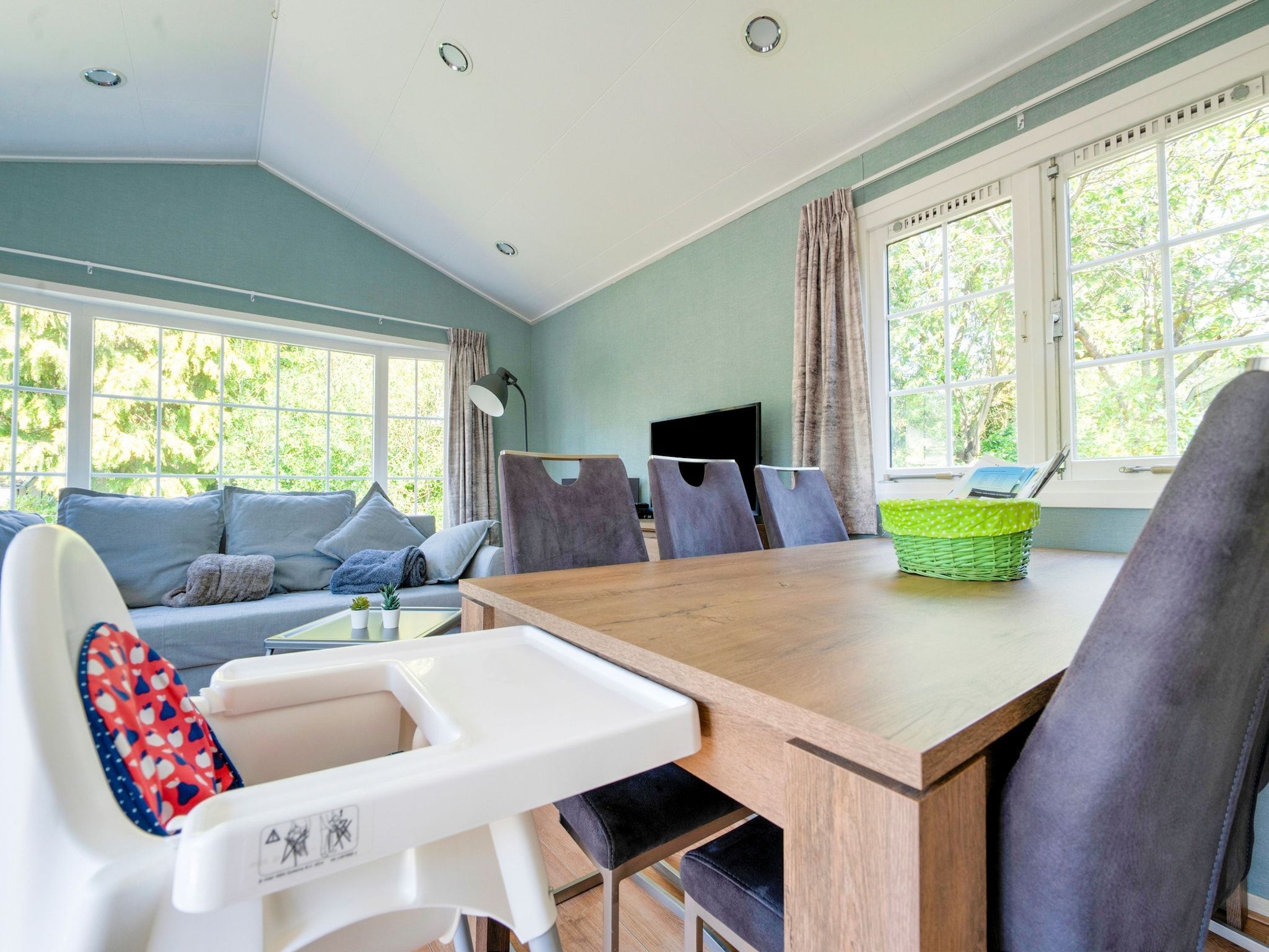 De eetkamer van Huisje 84 in Stegeren