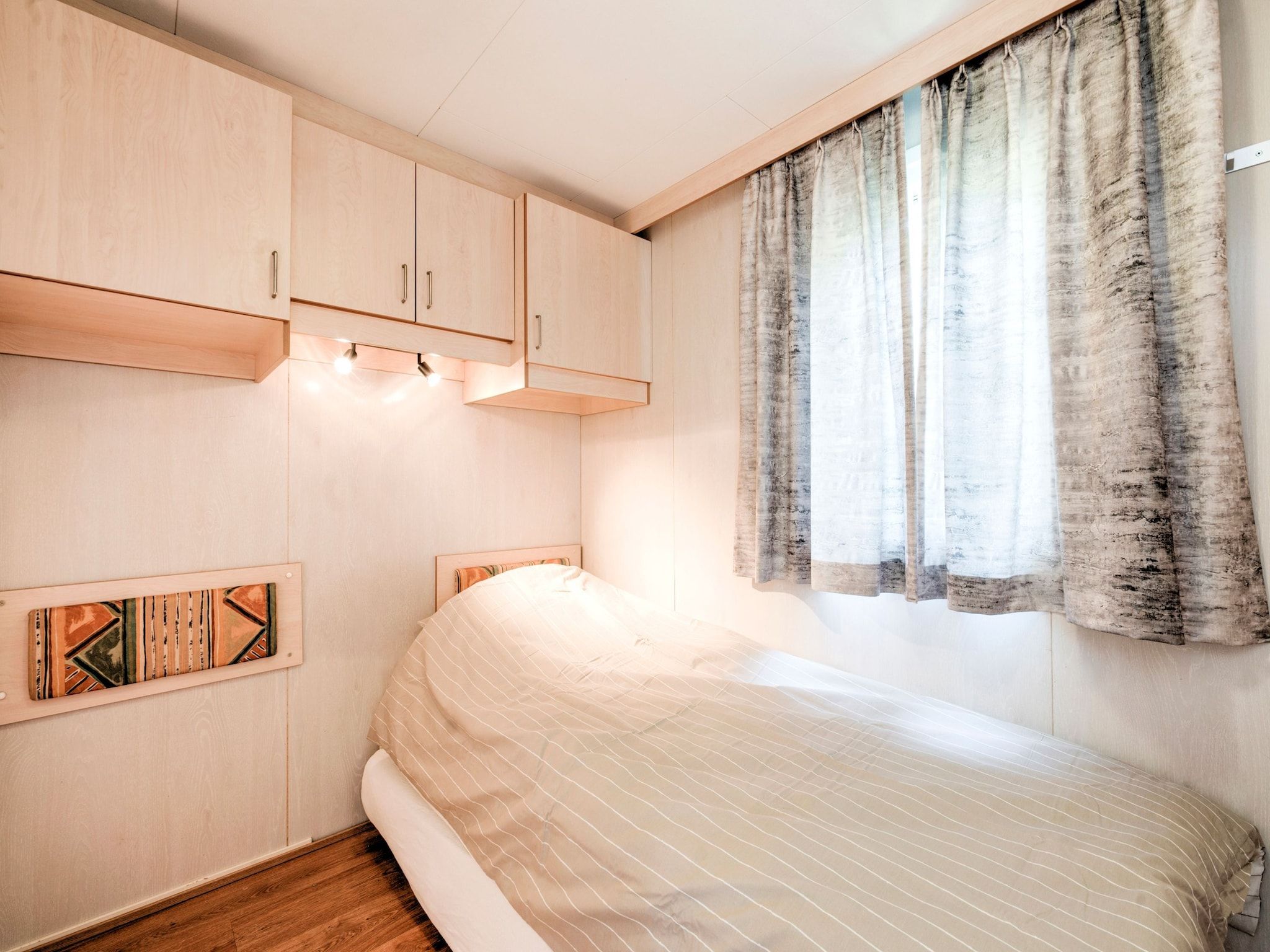 Een slaapkamer van Huisje 84 in Stegeren