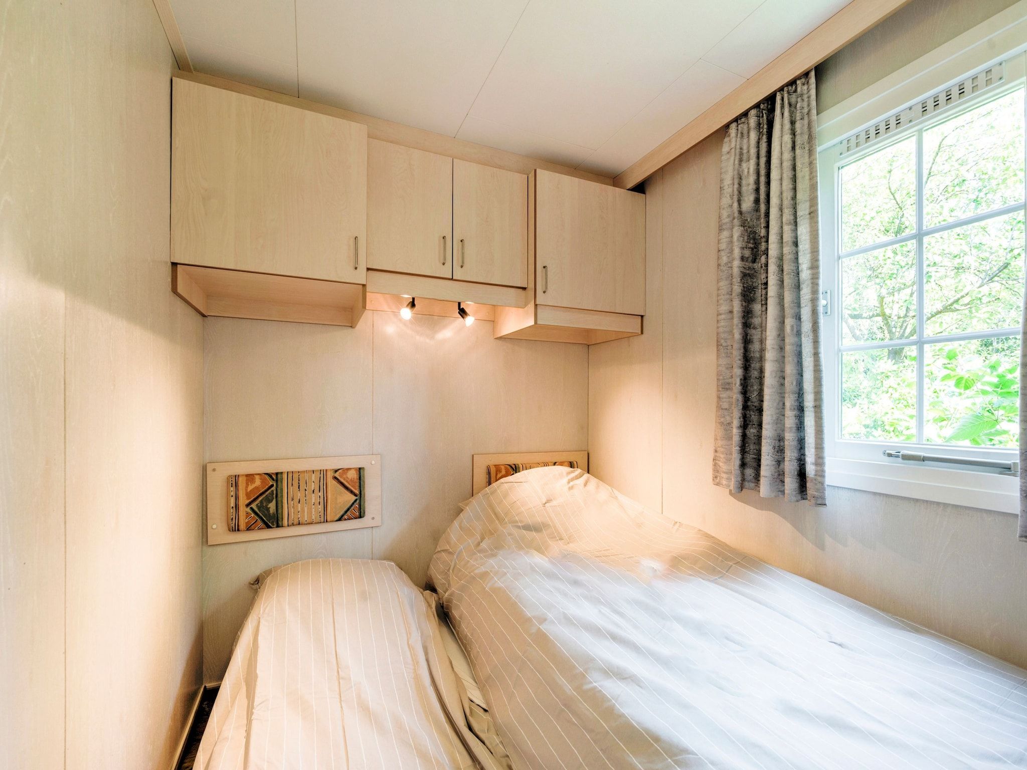 Een slaapkamer van Huisje 84 in Stegeren