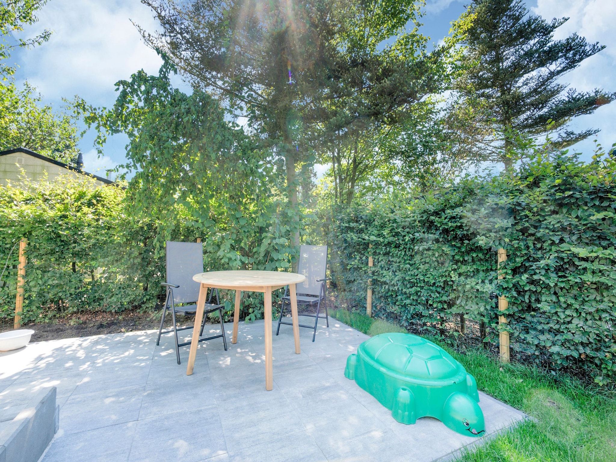 Het terras van Huisje 84 in Stegeren