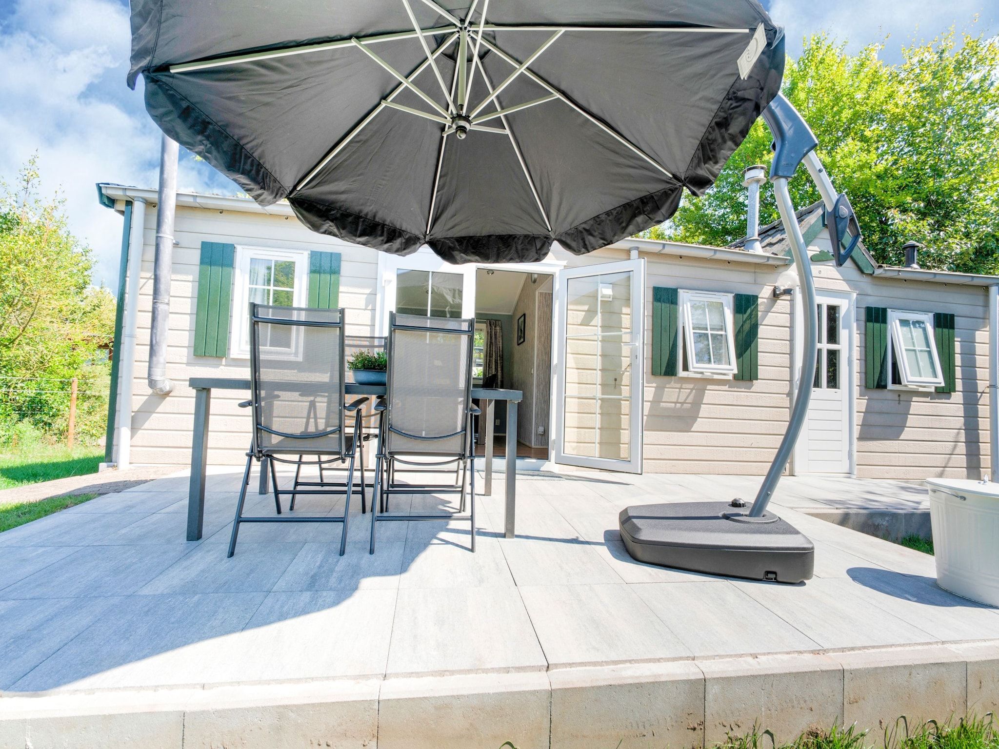 Het terras van Huisje 84 in Stegeren