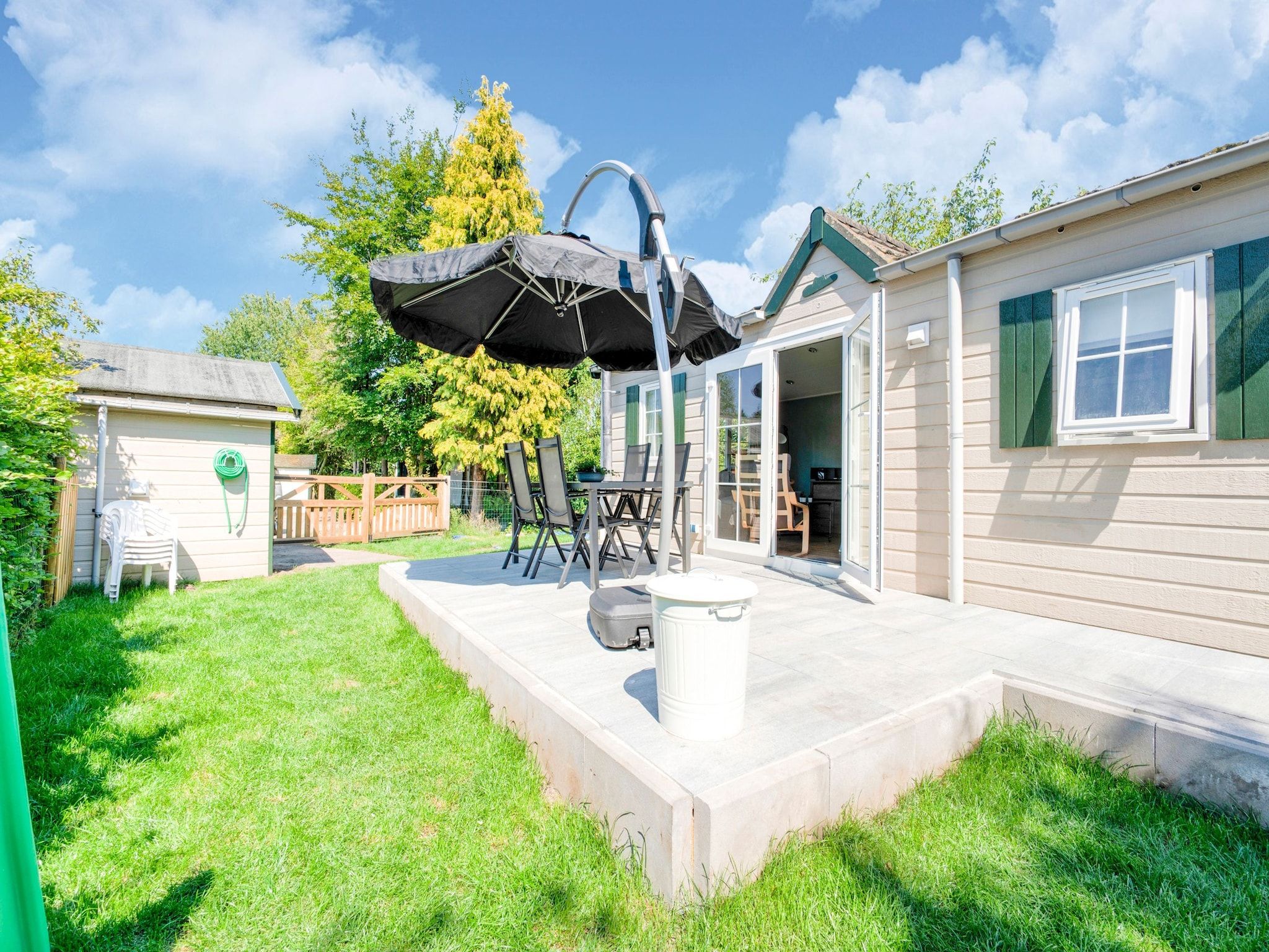 Het terras van Huisje 84 in Stegeren