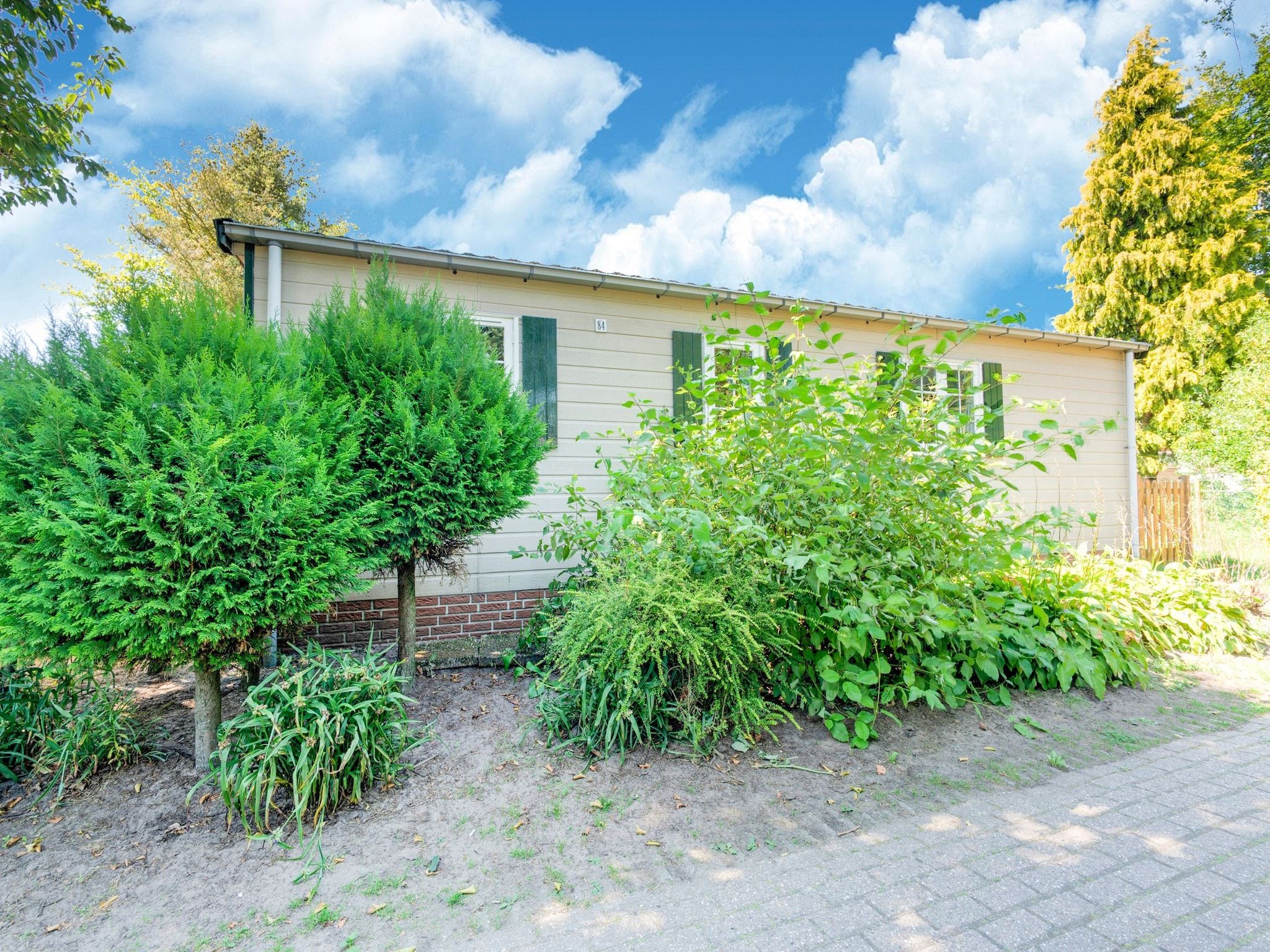 De buitenkant van Huisje 84 in Stegeren