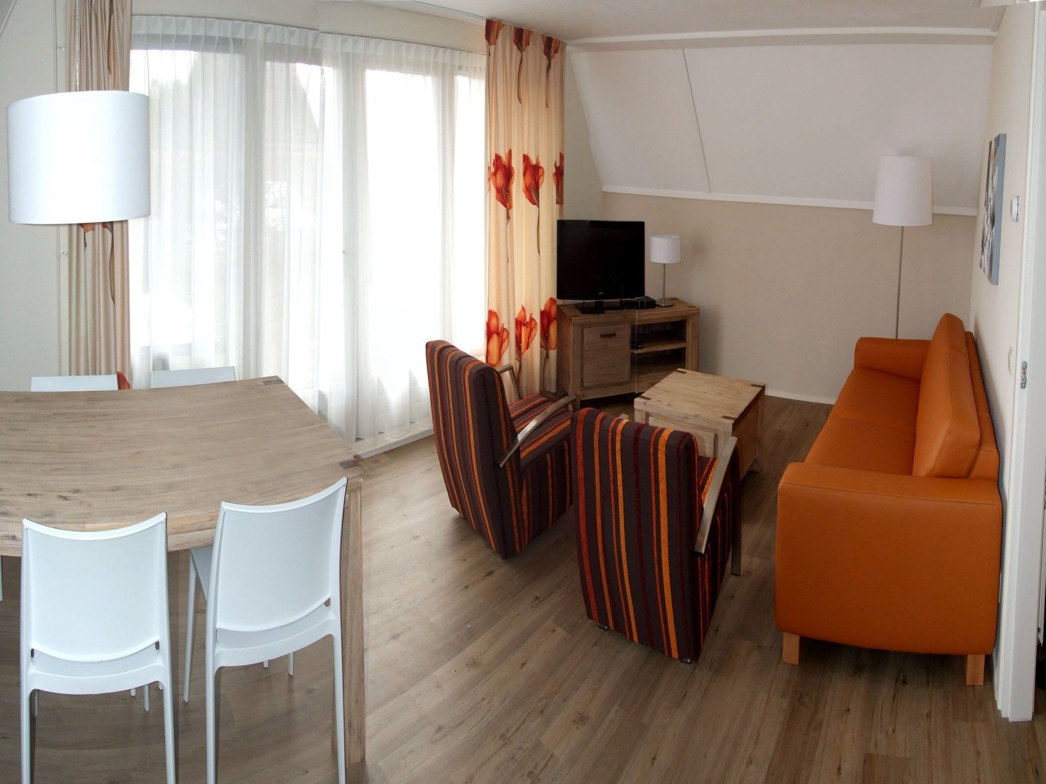 De woonkamer van Vakantiepark Emslandermeer 7 in Vlagtwedde