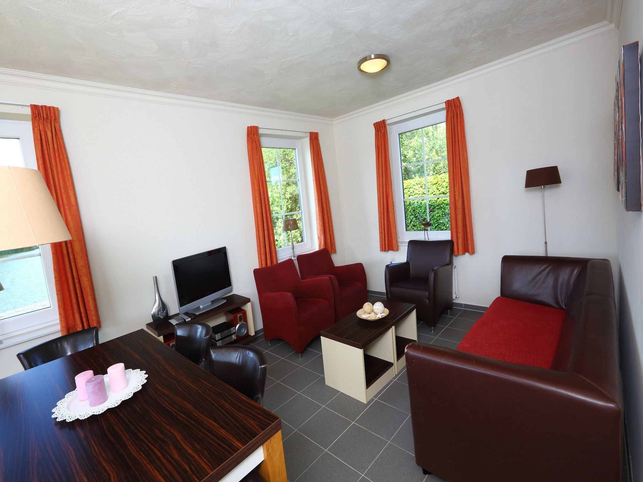 De woonkamer van Vakantiepark Emslandermeer 8 in Vlagtwedde