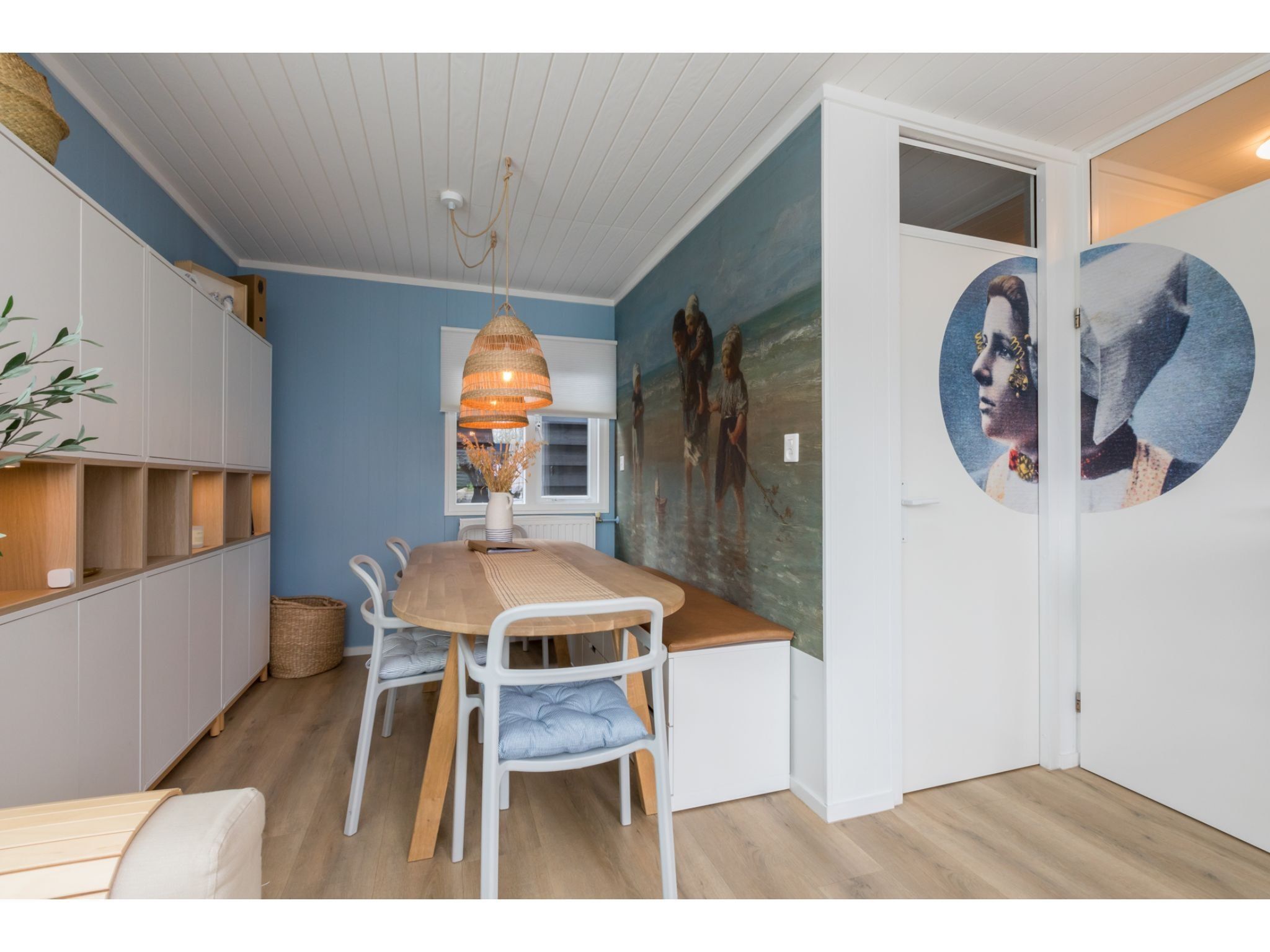 De eetkamer van Noordendolfer 2 huisje 51 in Zoutelande