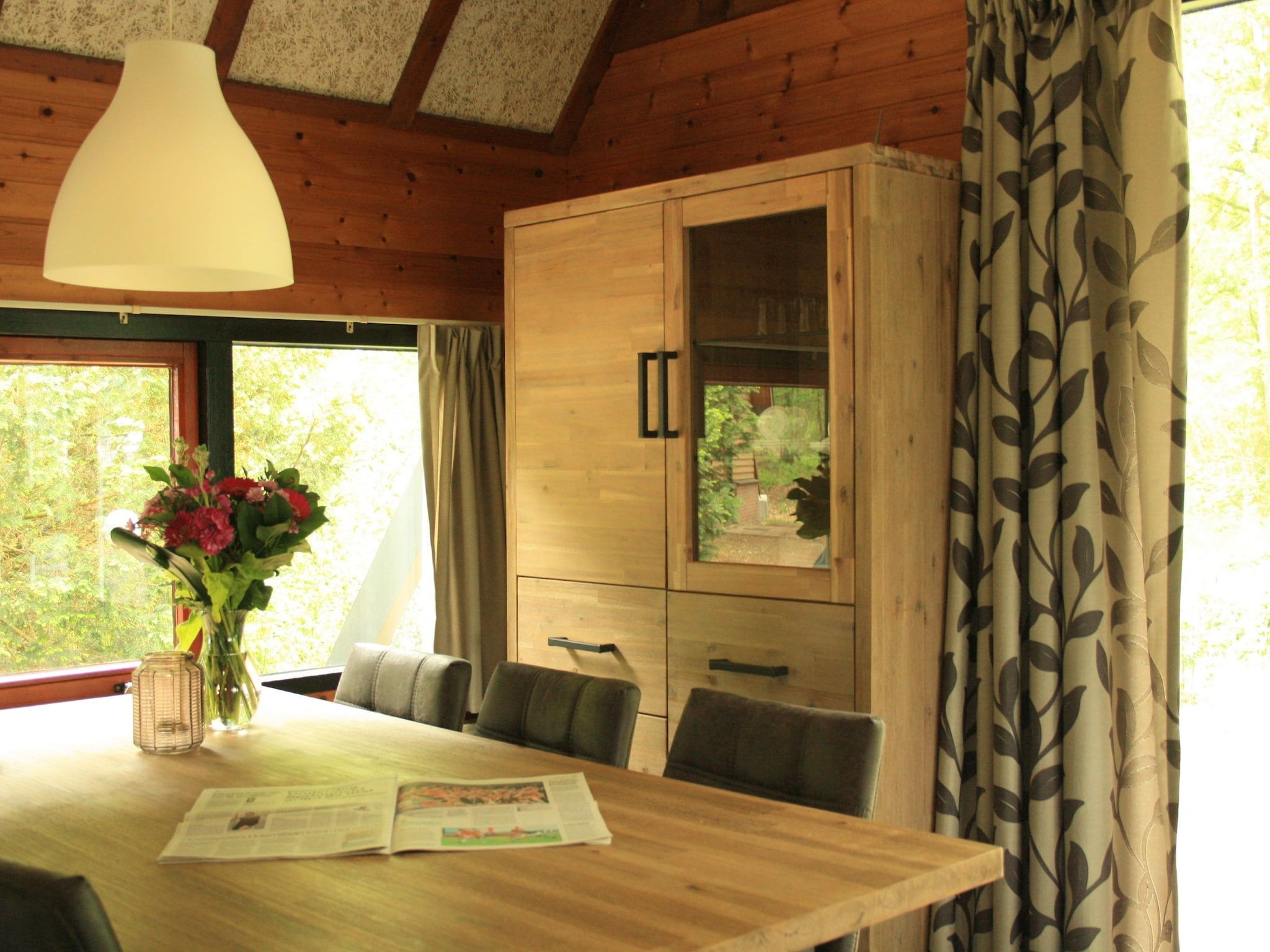 De eetkamer van Vakantiepark Herperduin 19 in Herpen