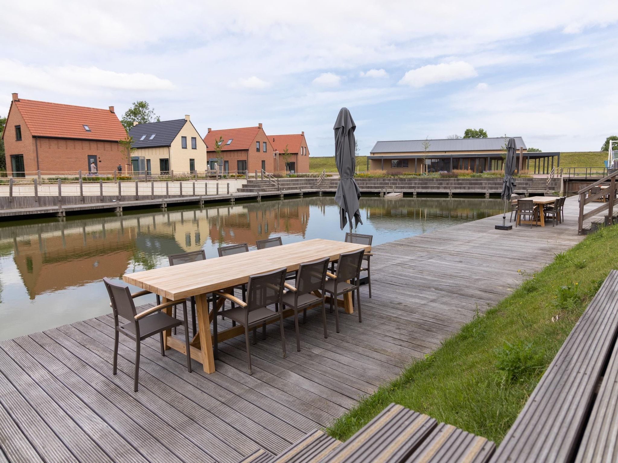 Het terras van Park Veerse Kreek 1 in Wolphaartsdijk