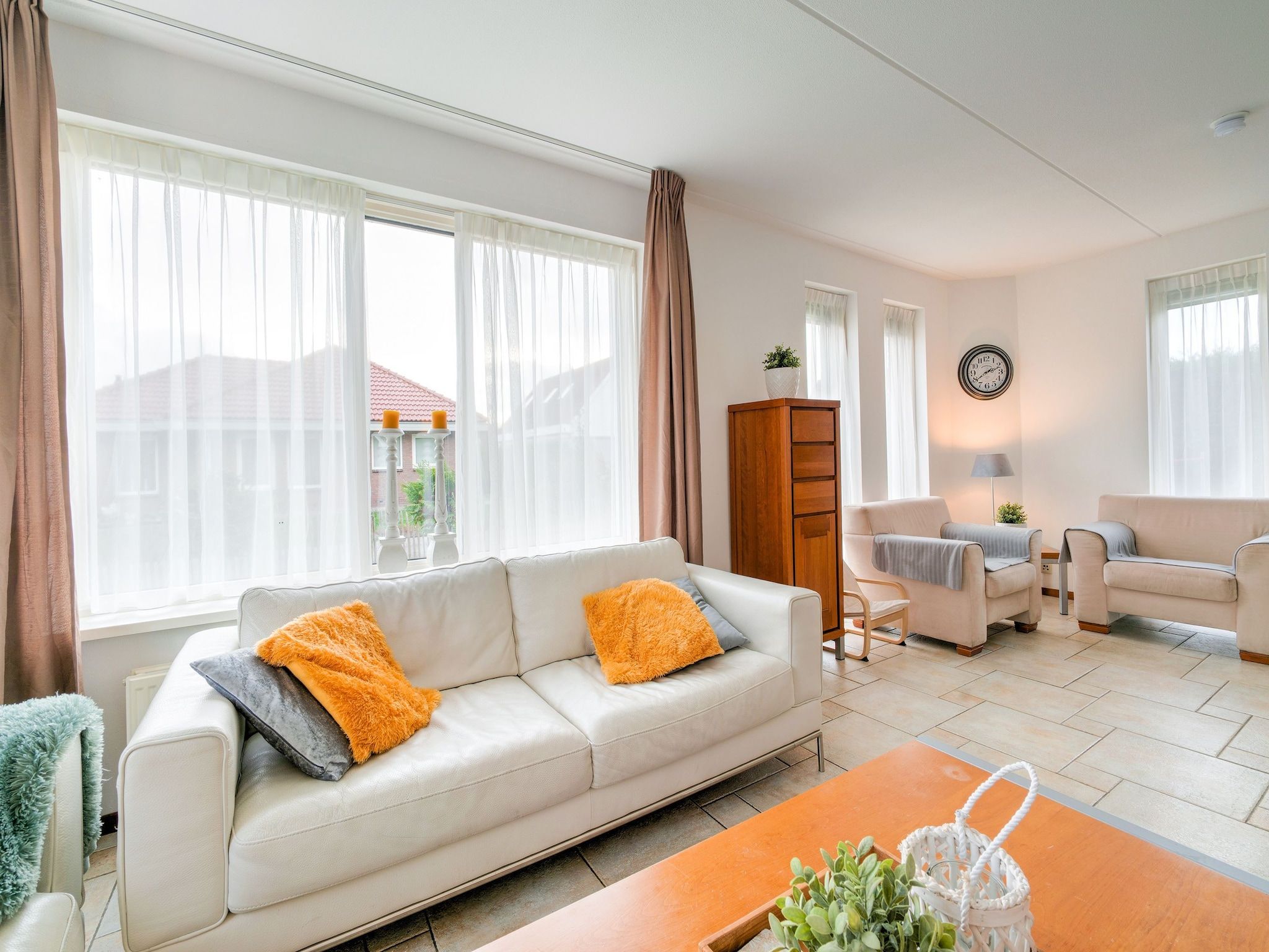 De woonkamer van Zonnig Hosterwold in Zeewolde