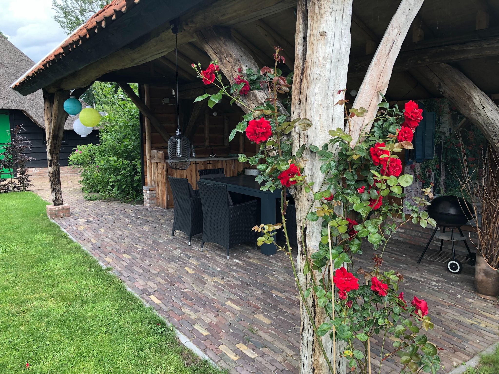 Het terras van woonboerderij in Staphorst voor 6 personen in Rouveen