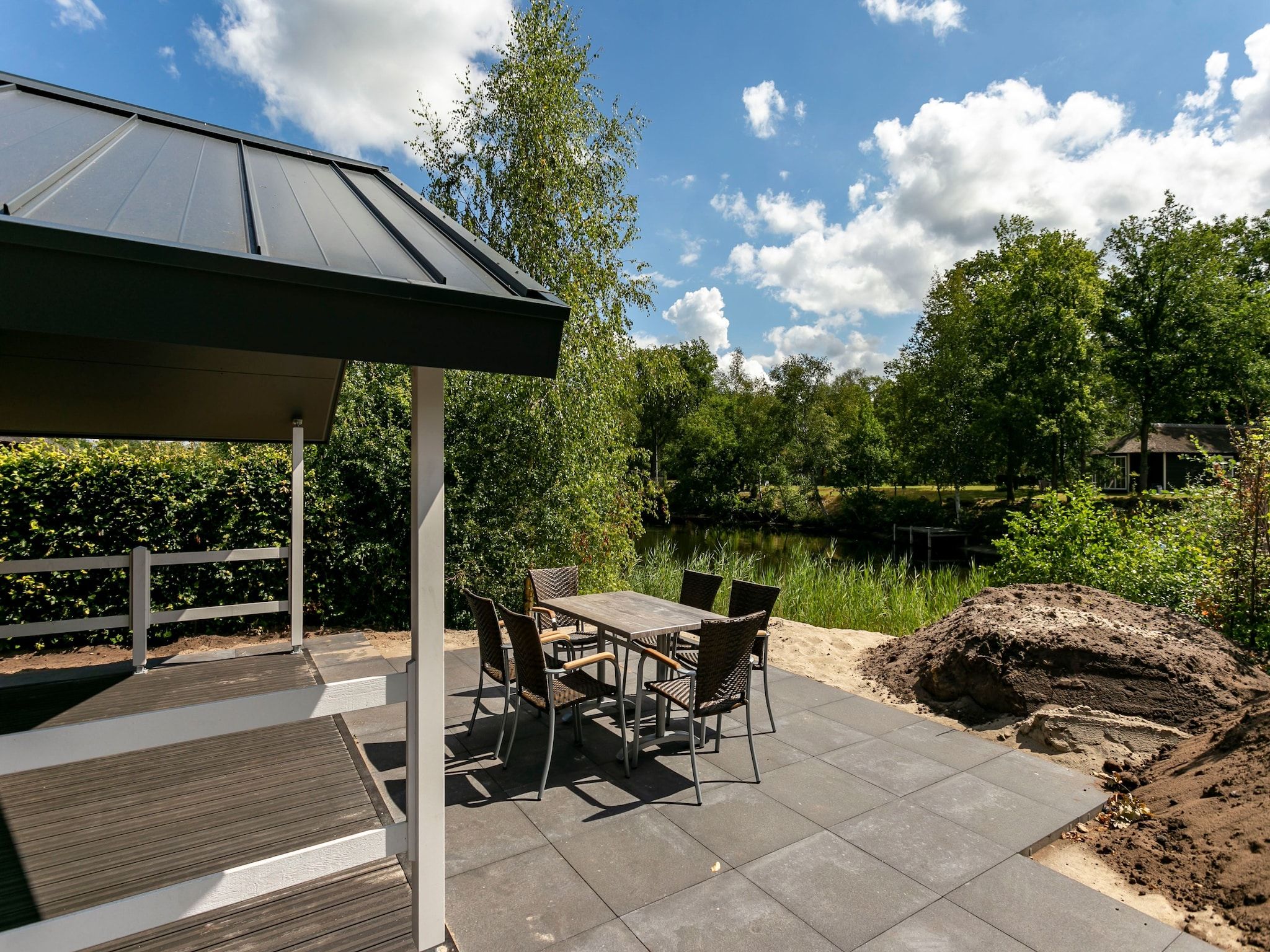 Het terras van Recreatiepark Tolplas 16 in Hoge Hexel