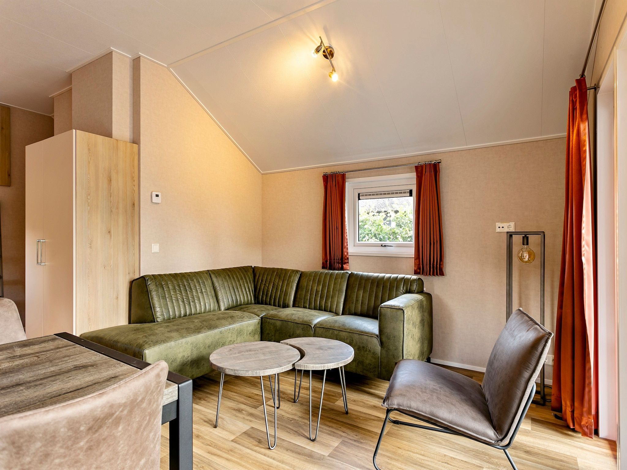 De woonkamer van Recreatiepark Tolplas 16 in Hoge Hexel