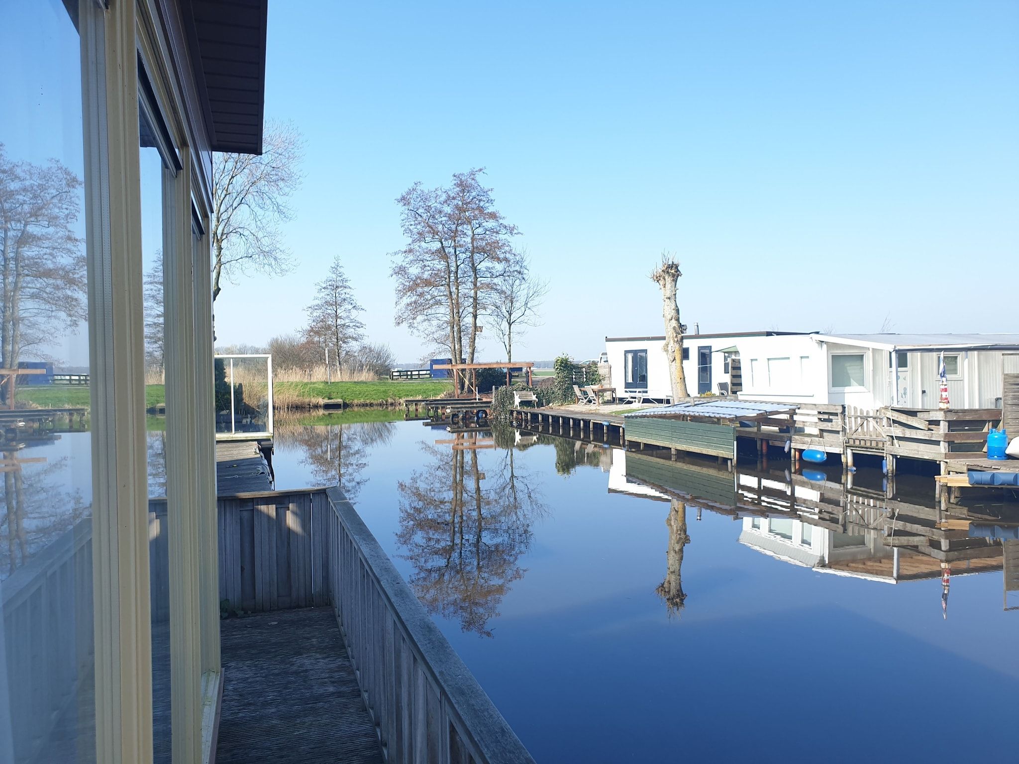 Het uitzicht vanaf Luxe chalet 55 aan het water in Bantega met sloep 8 pax in Bantega