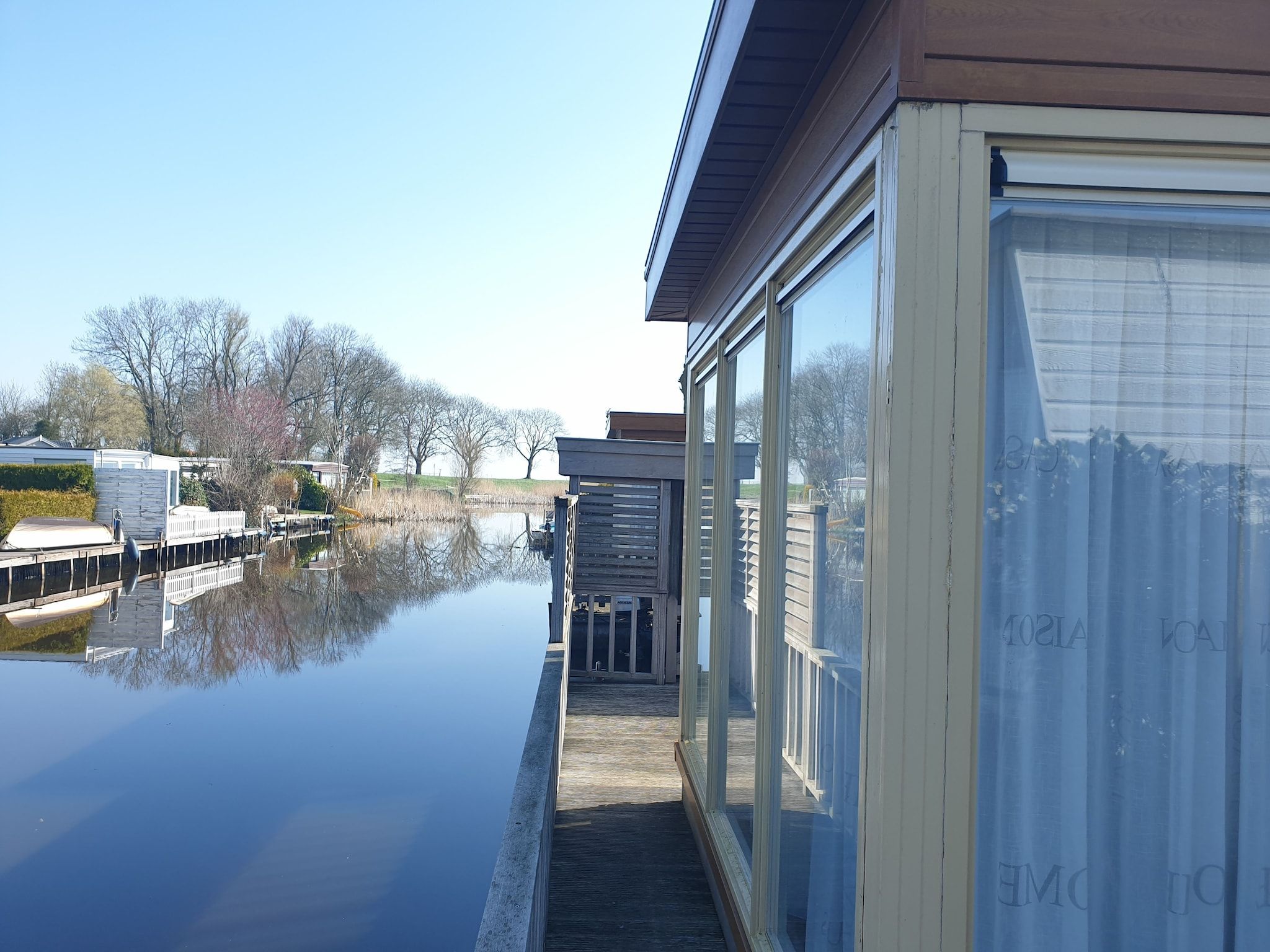 Het uitzicht vanaf Luxe chalet 55 aan het water in Bantega met sloep 8 pax in Bantega