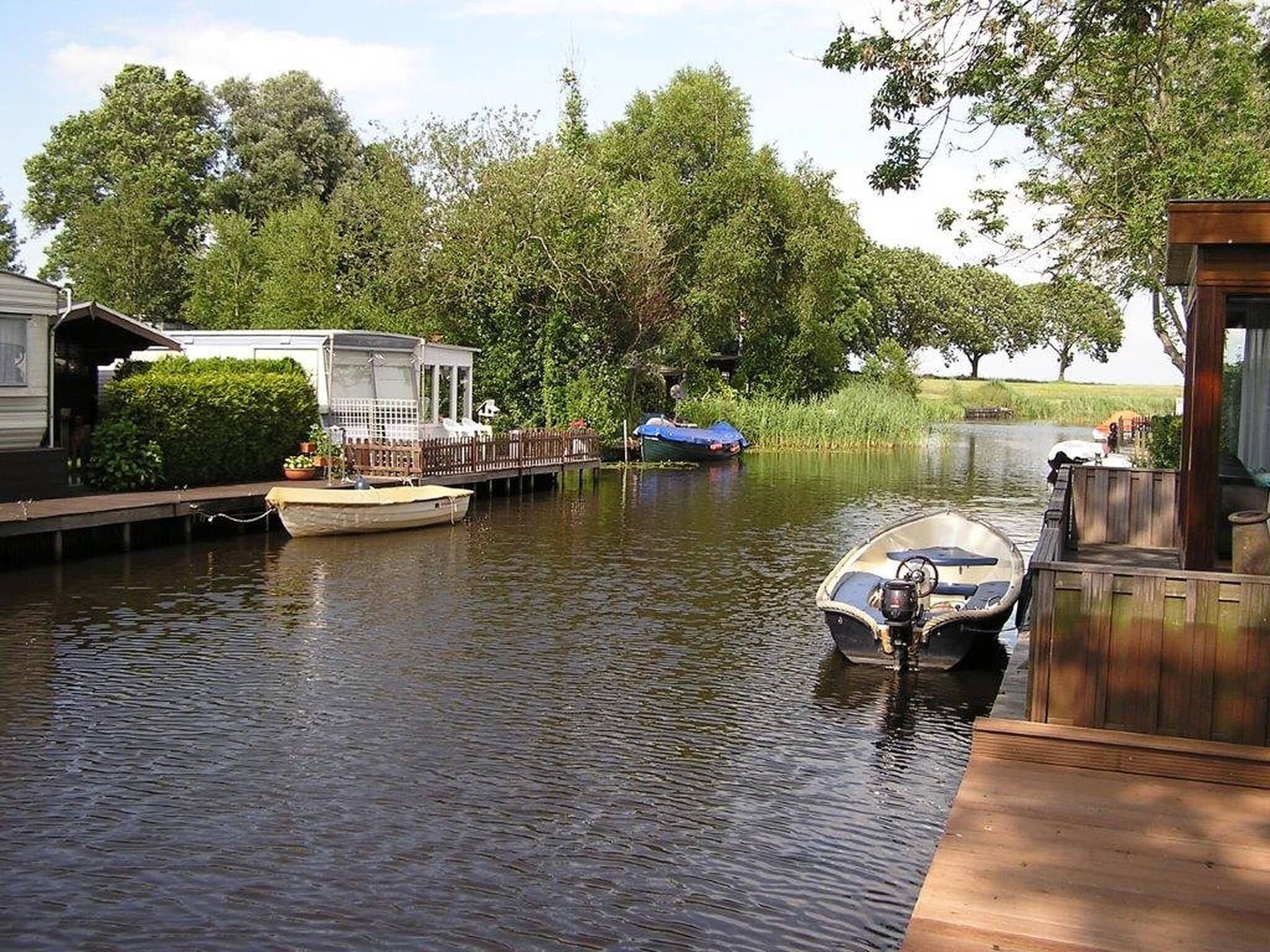 Het uitzicht vanaf Luxe chalet 55 aan het water in Bantega met sloep 8 pax in Bantega