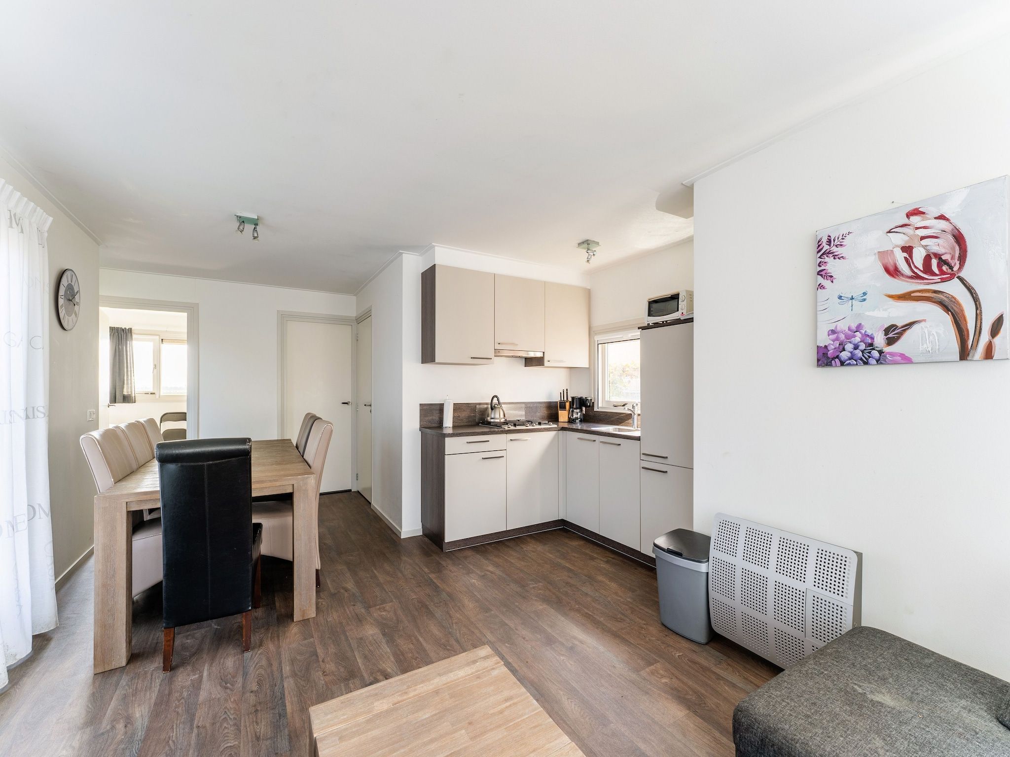 De keuken van Luxe chalet 55 aan het water in Bantega met sloep 8 pax in Bantega