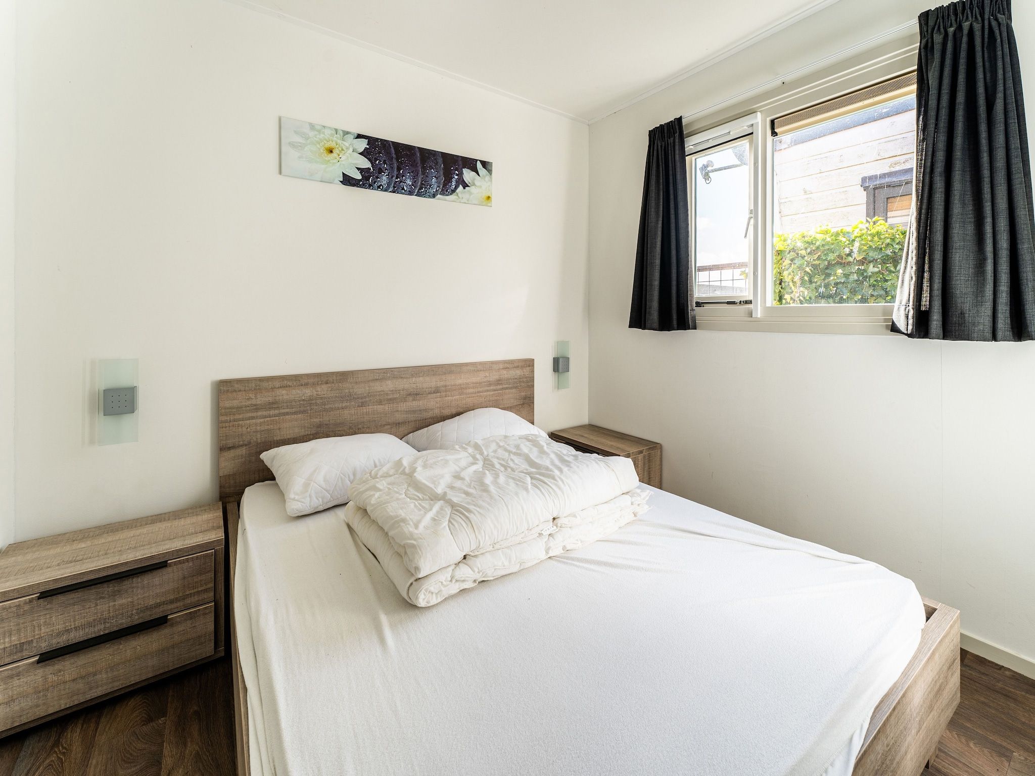 Een slaapkamer van Luxe chalet 55 aan het water in Bantega met sloep 8 pax in Bantega